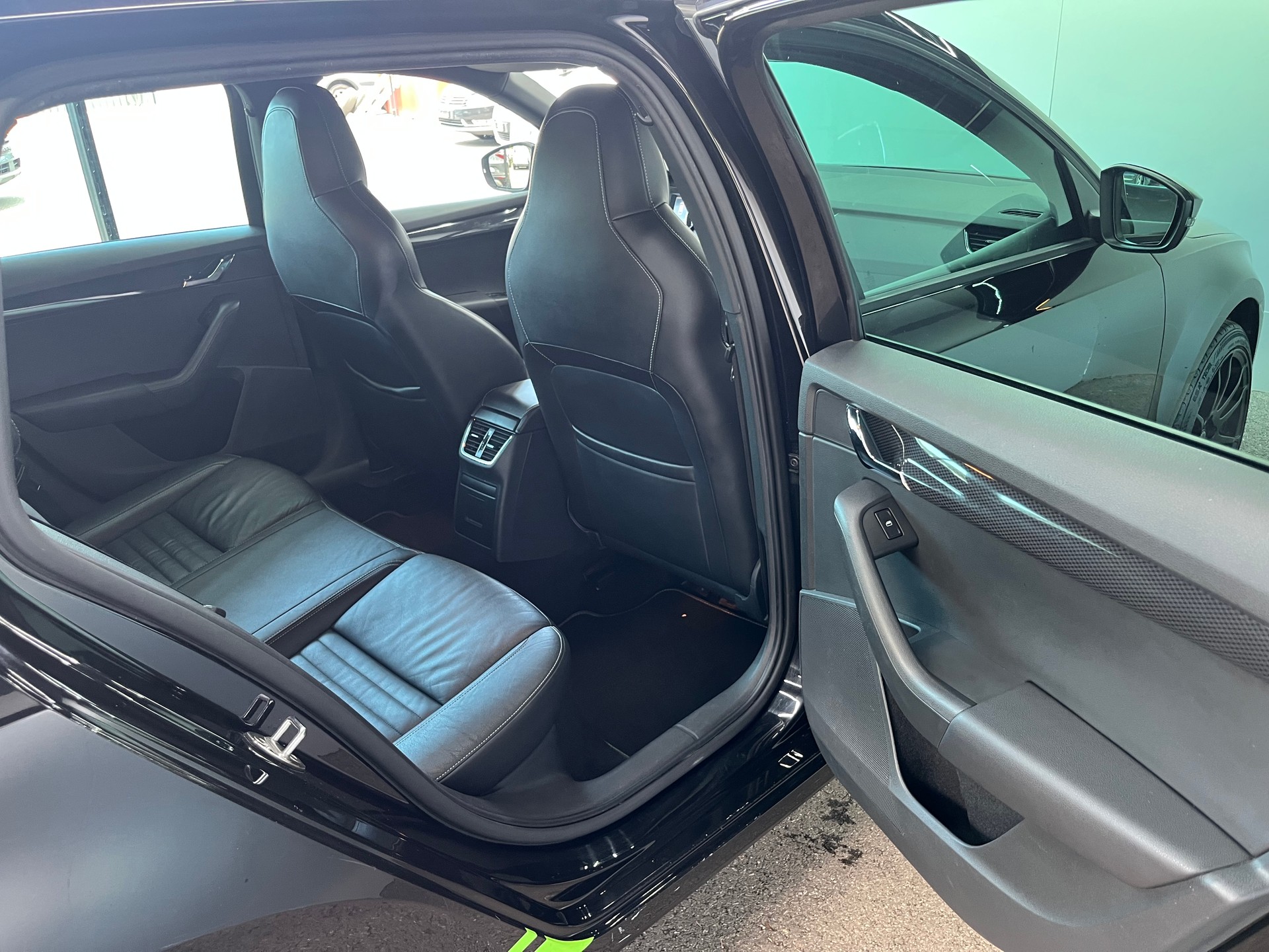 SKODA Octavia Combi 2.0 TSI RS-image-9