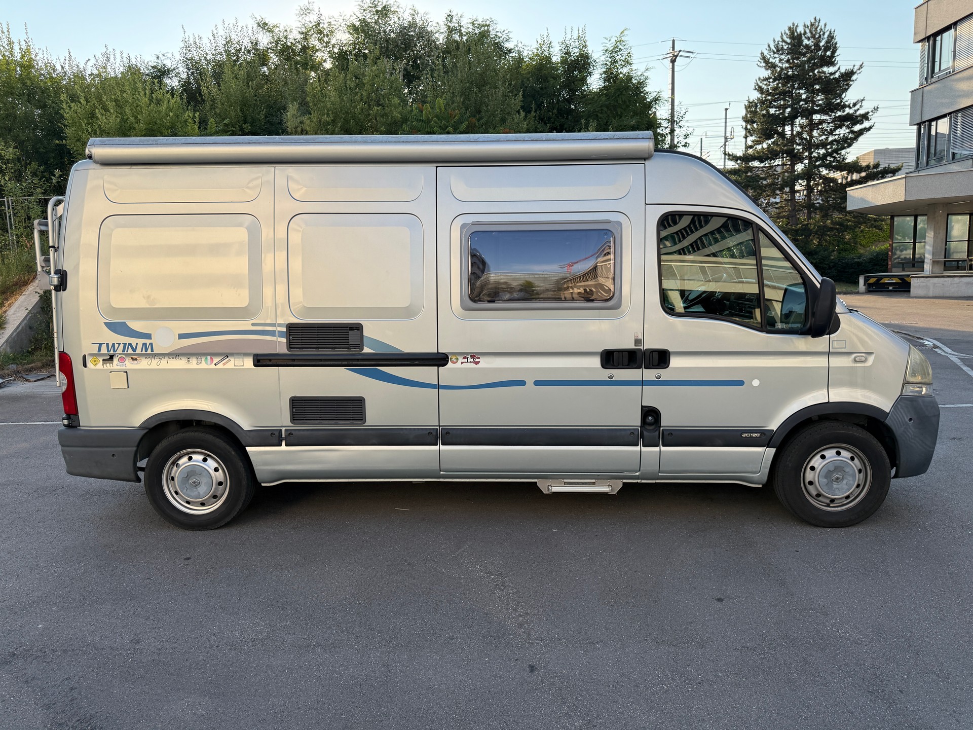 ADRIA Adria Twin M Renault Master 2.5dci Automatik*Neuwertig*-image-2