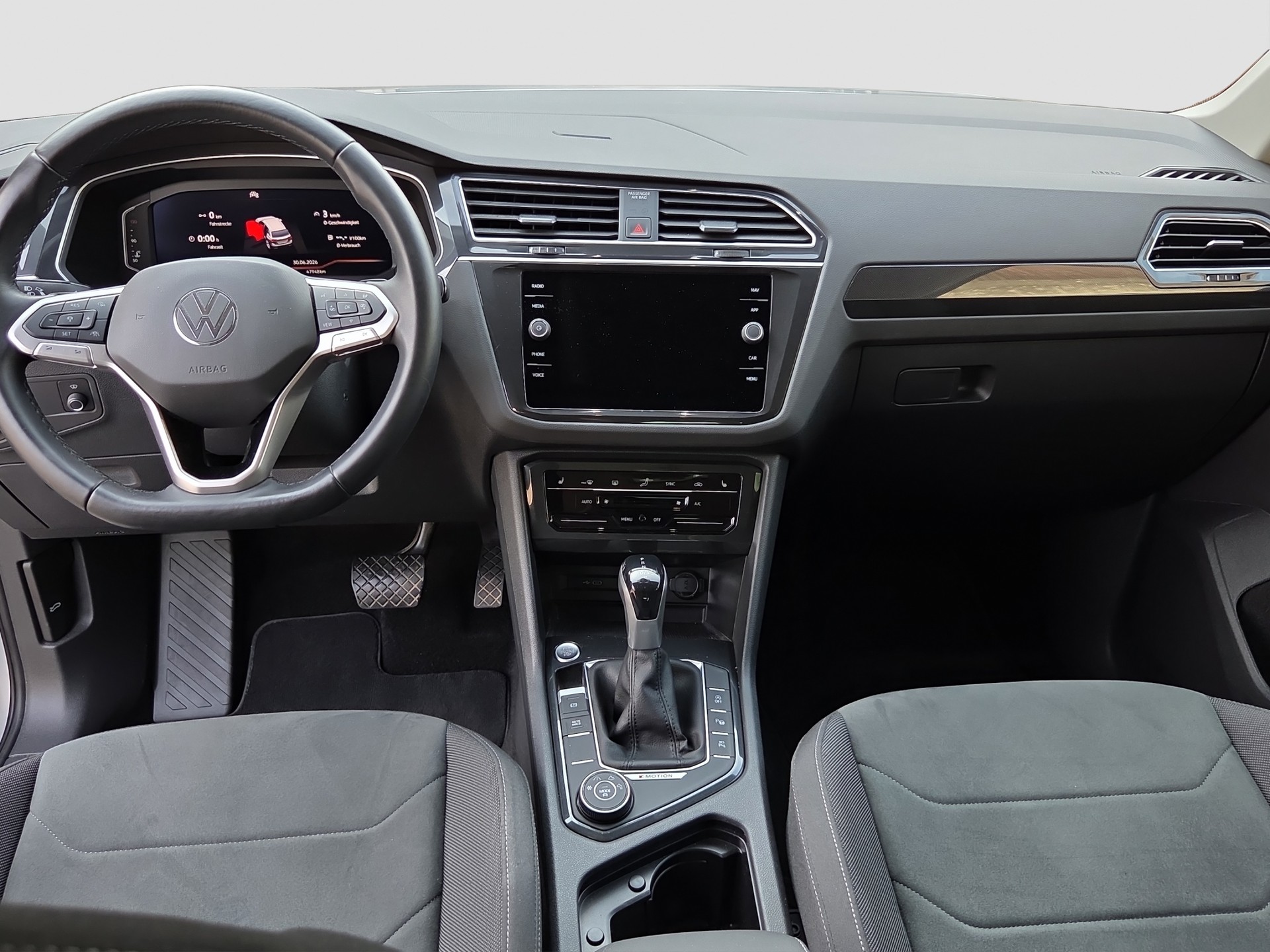 VW Tiguan 2.0TSI Elegance 4Motion DSG-image-10