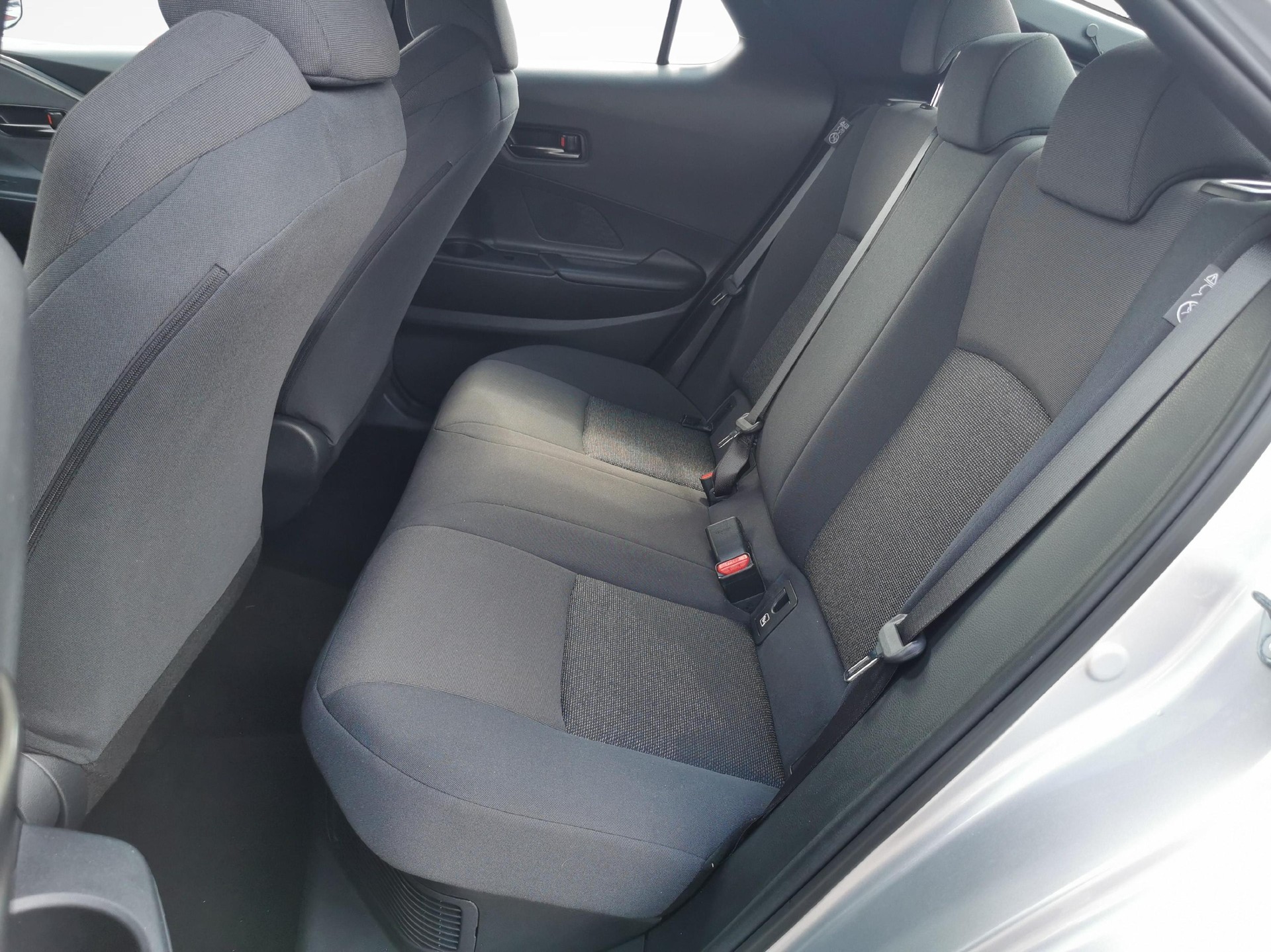 TOYOTA C-HR 1.8 HEV Comfort-image-6
