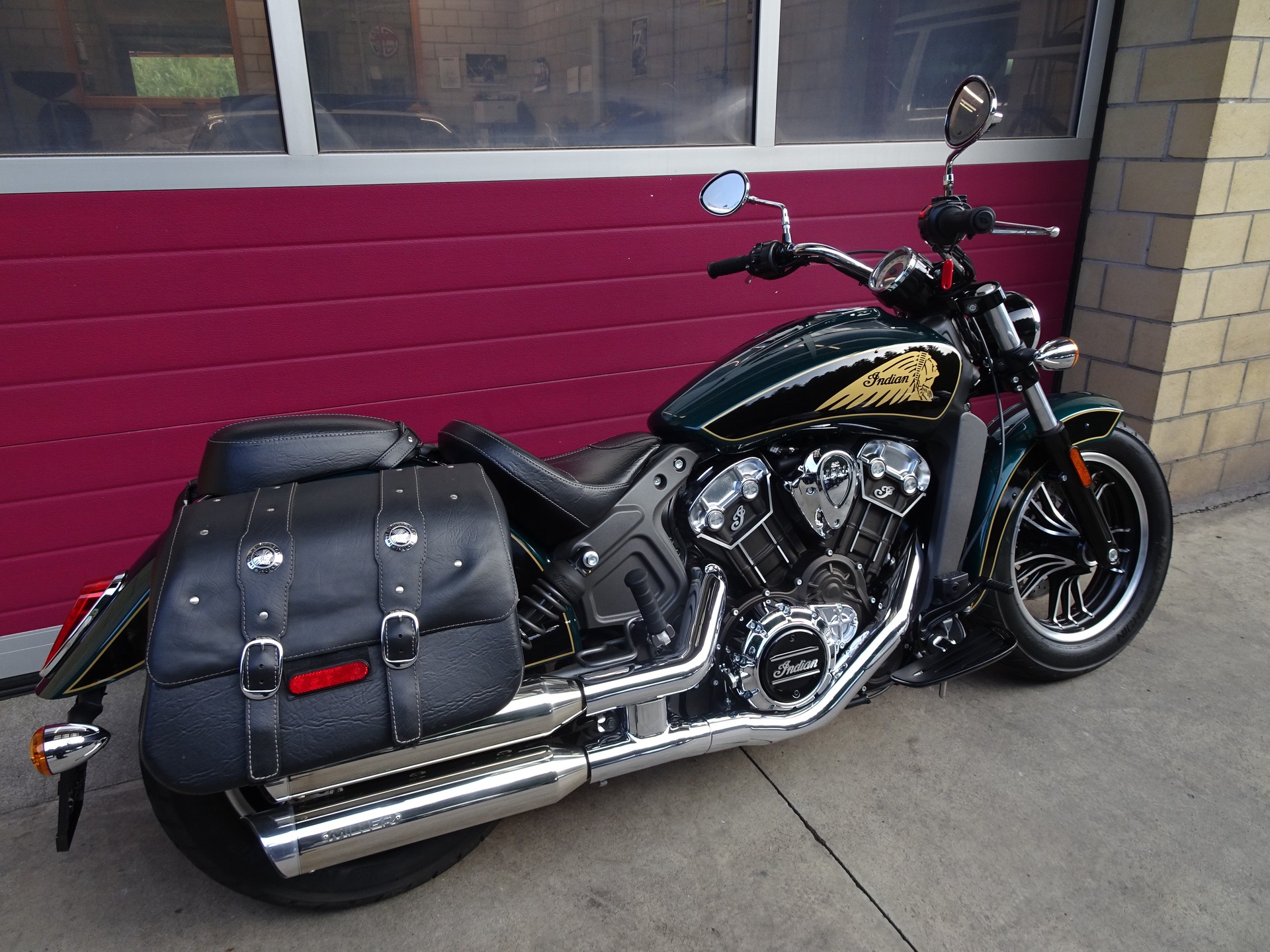INDIAN Scout ABS-showroom-element-3