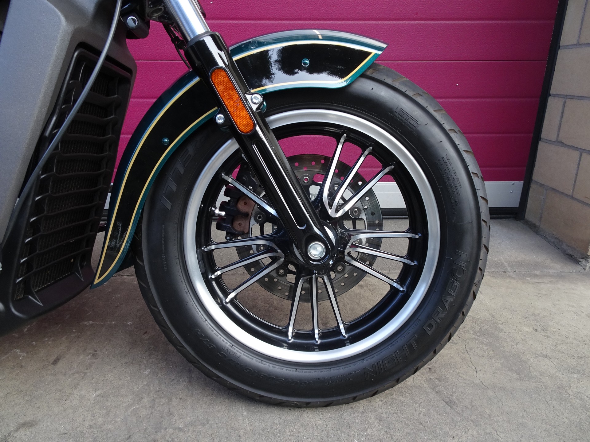 INDIAN Scout ABS-showroom-element-1