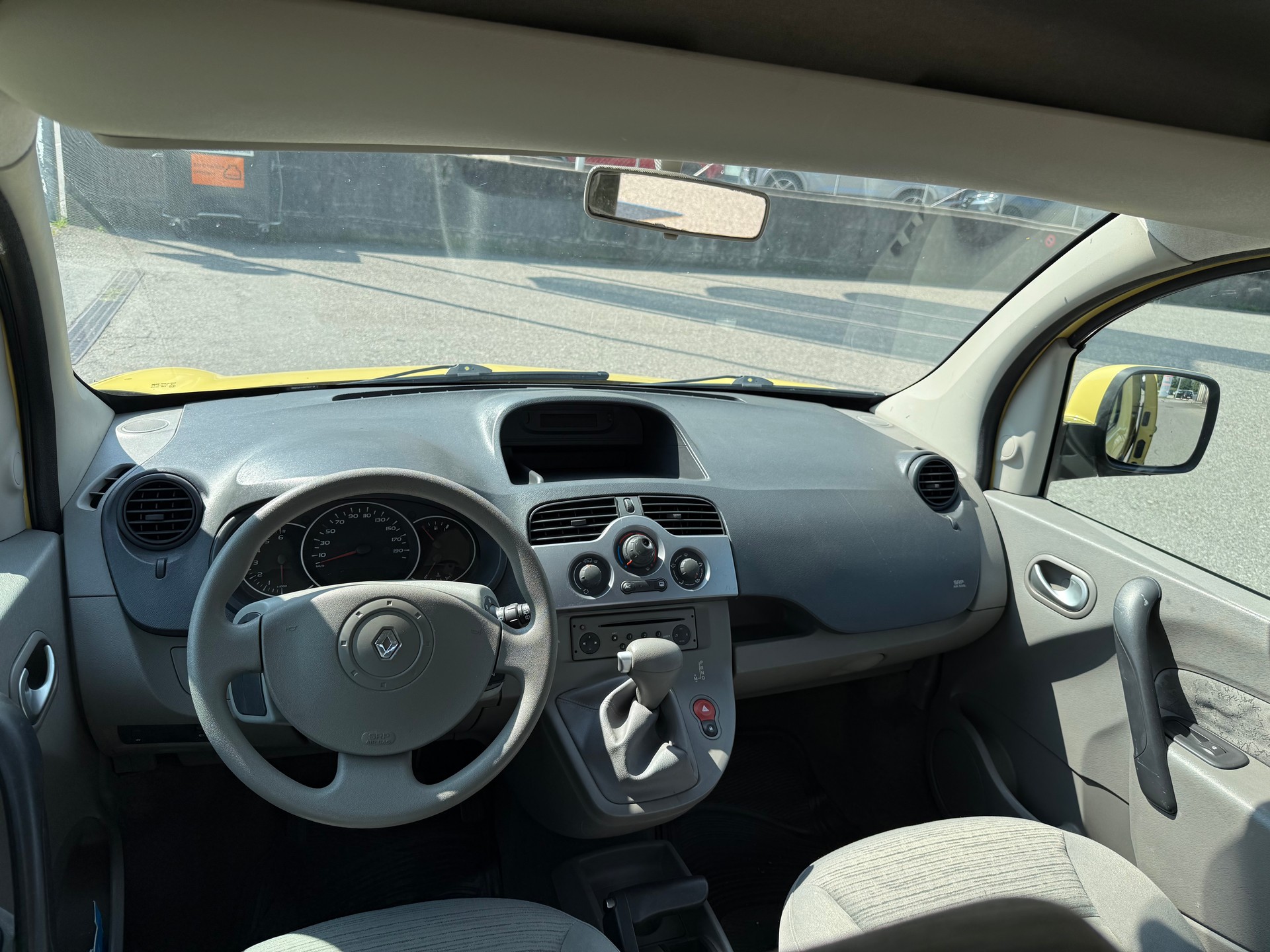 RENAULT Kangoo 1.6 16V Privilège Automatic-image-9
