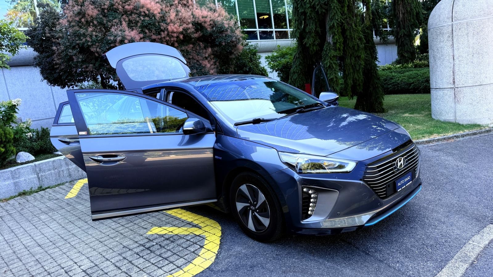 HYUNDAI Ioniq 1.6 GDi HEV Amplia DCT-image-12