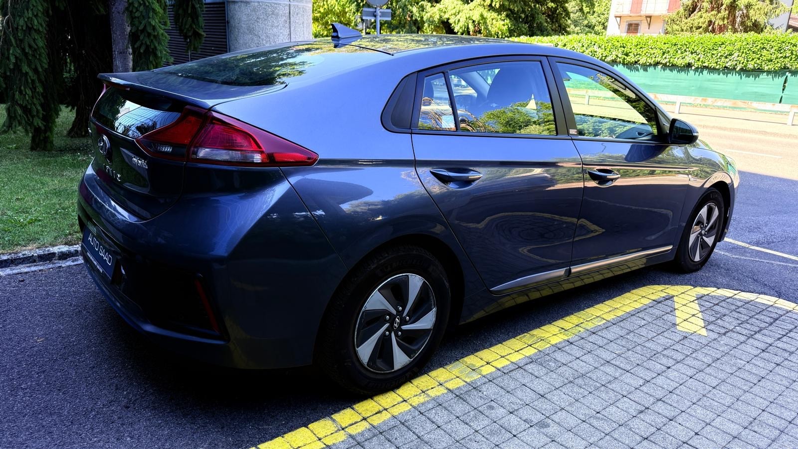 HYUNDAI Ioniq 1.6 GDi HEV Amplia DCT-image-2
