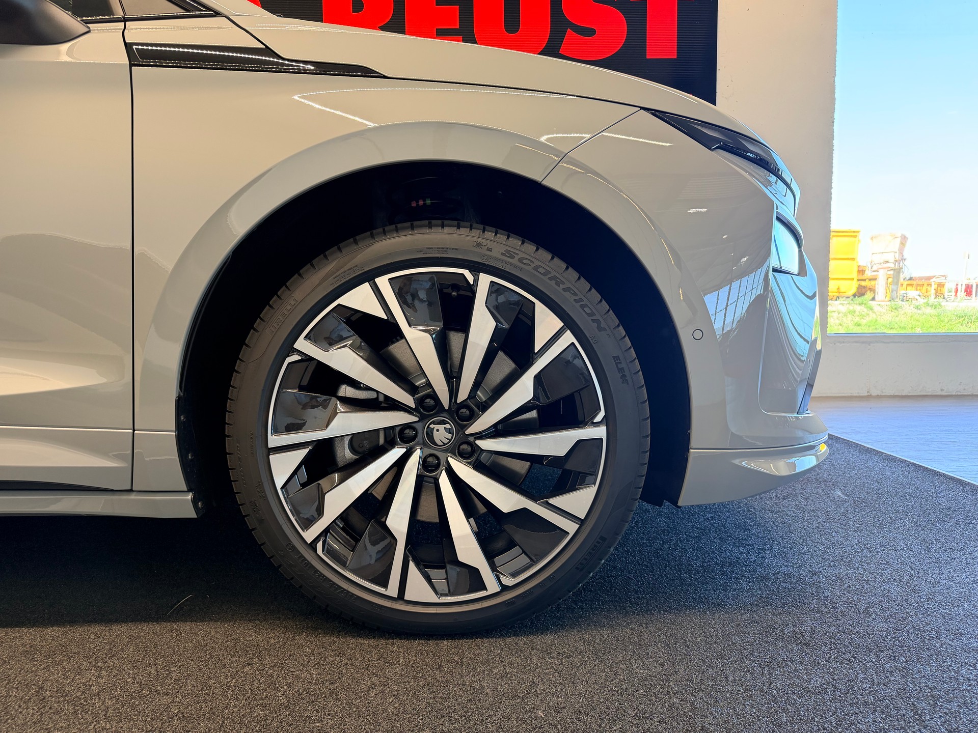 SKODA Enyaq 85x Sportline 4x4-image-5