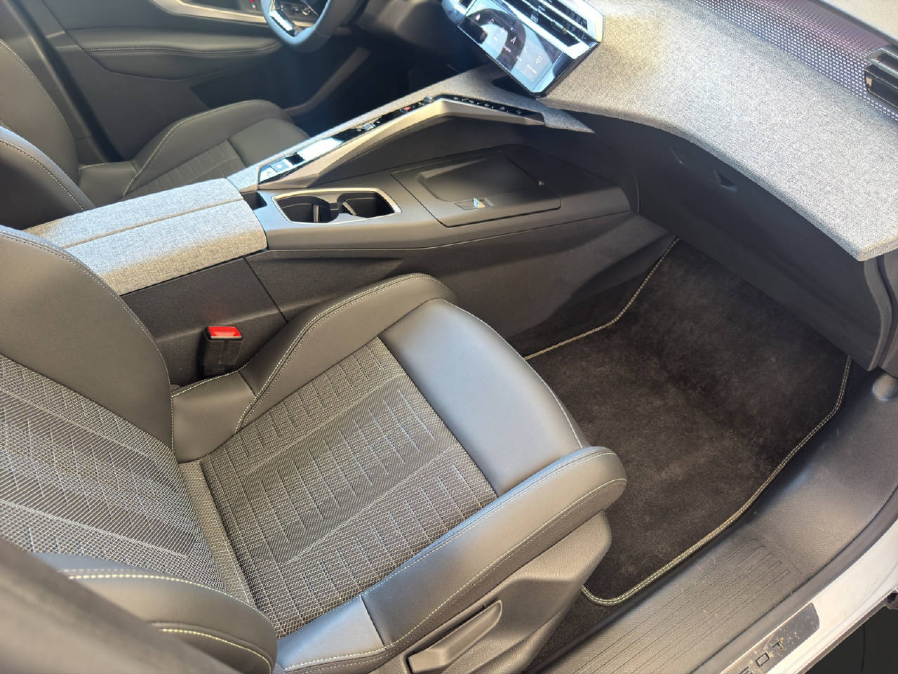 PEUGEOT 5008 1.2 Hybrid GT 145PS 7-Plätzer-image-10