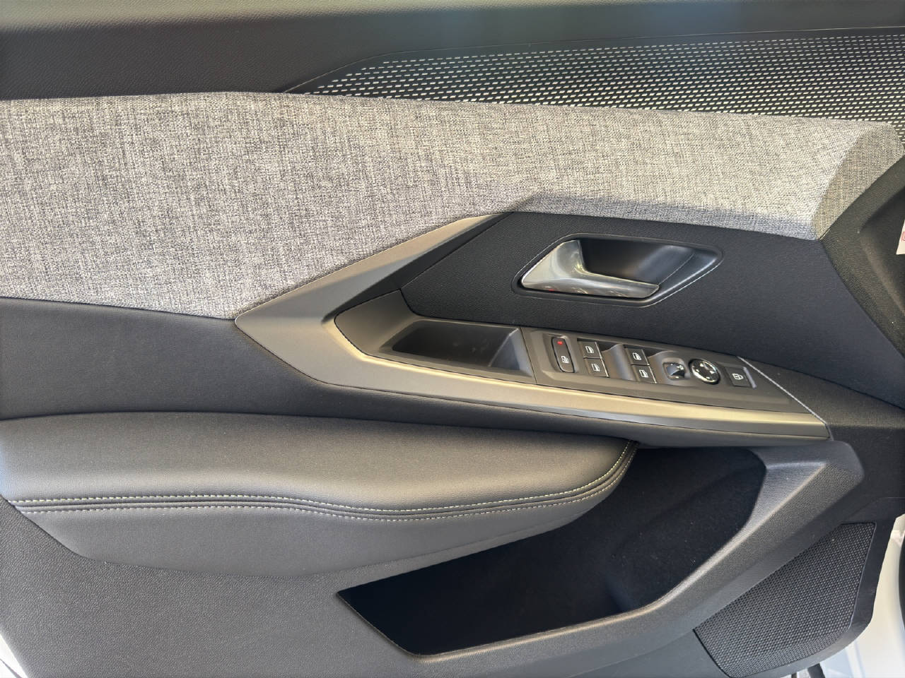 PEUGEOT 5008 1.2 Hybrid GT 145PS 7-Plätzer-image-18