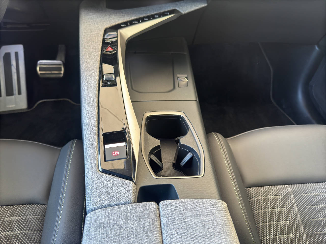PEUGEOT 5008 1.2 Hybrid GT 145PS 7-Plätzer-image-17