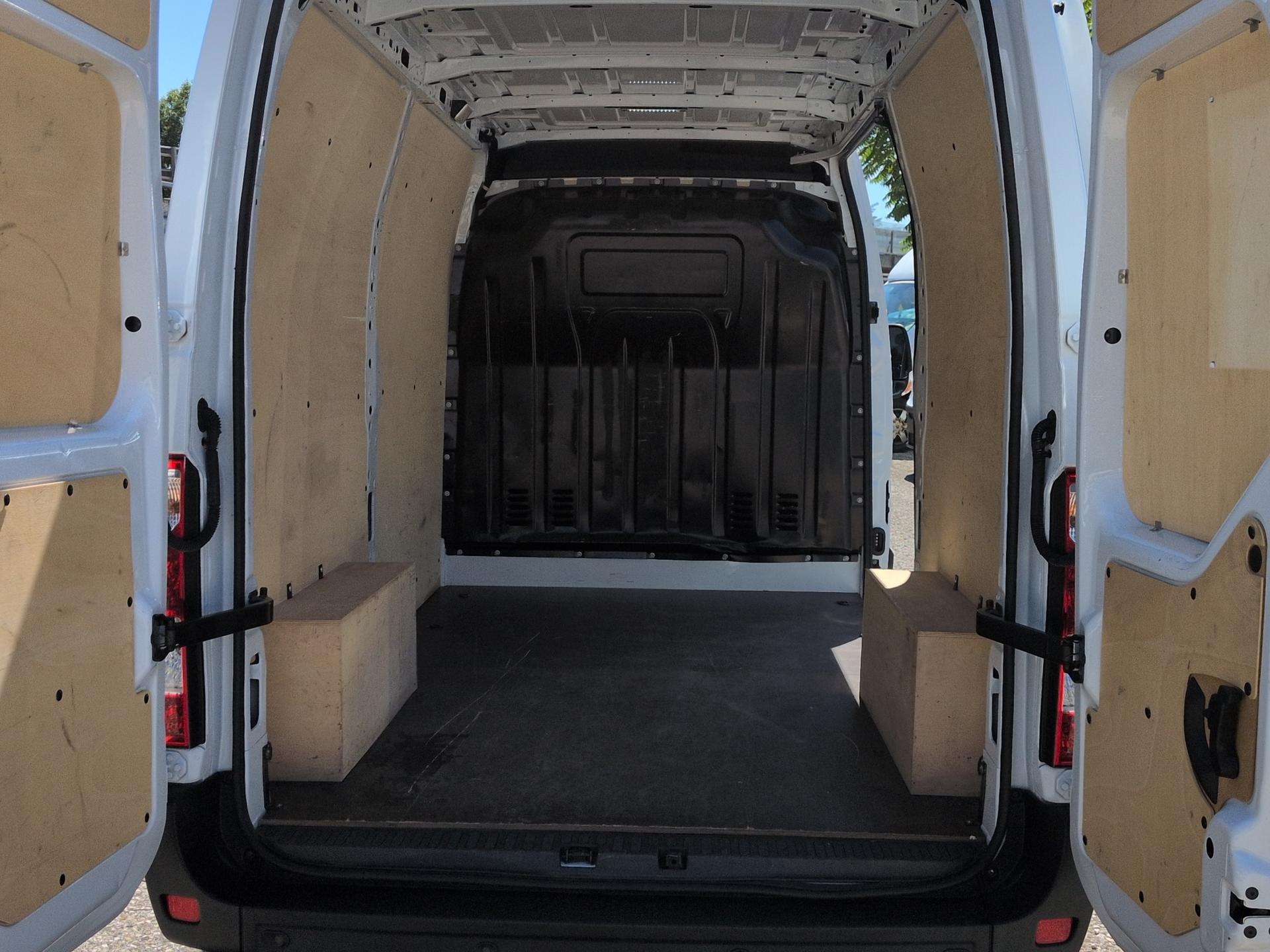 RENAULT Master T35 2.3 Blue dCi 135 L2H2-image-16