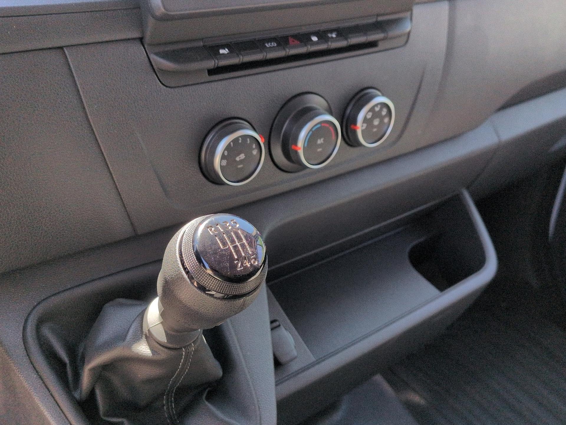 RENAULT Master T35 2.3 Blue dCi 135 L2H2-image-11