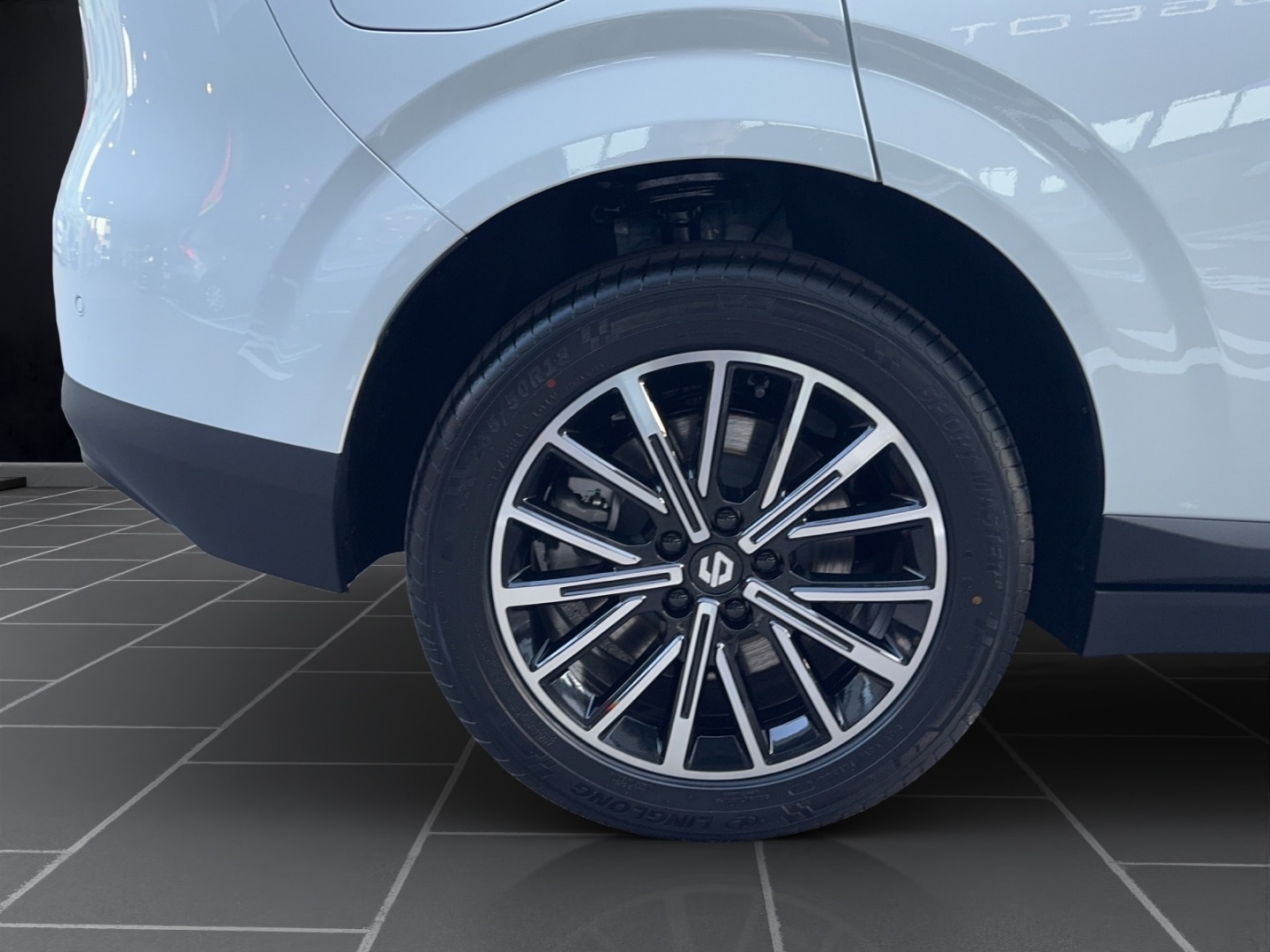 LEAPMOTOR B10 1.5 Hybrid EV-image-9