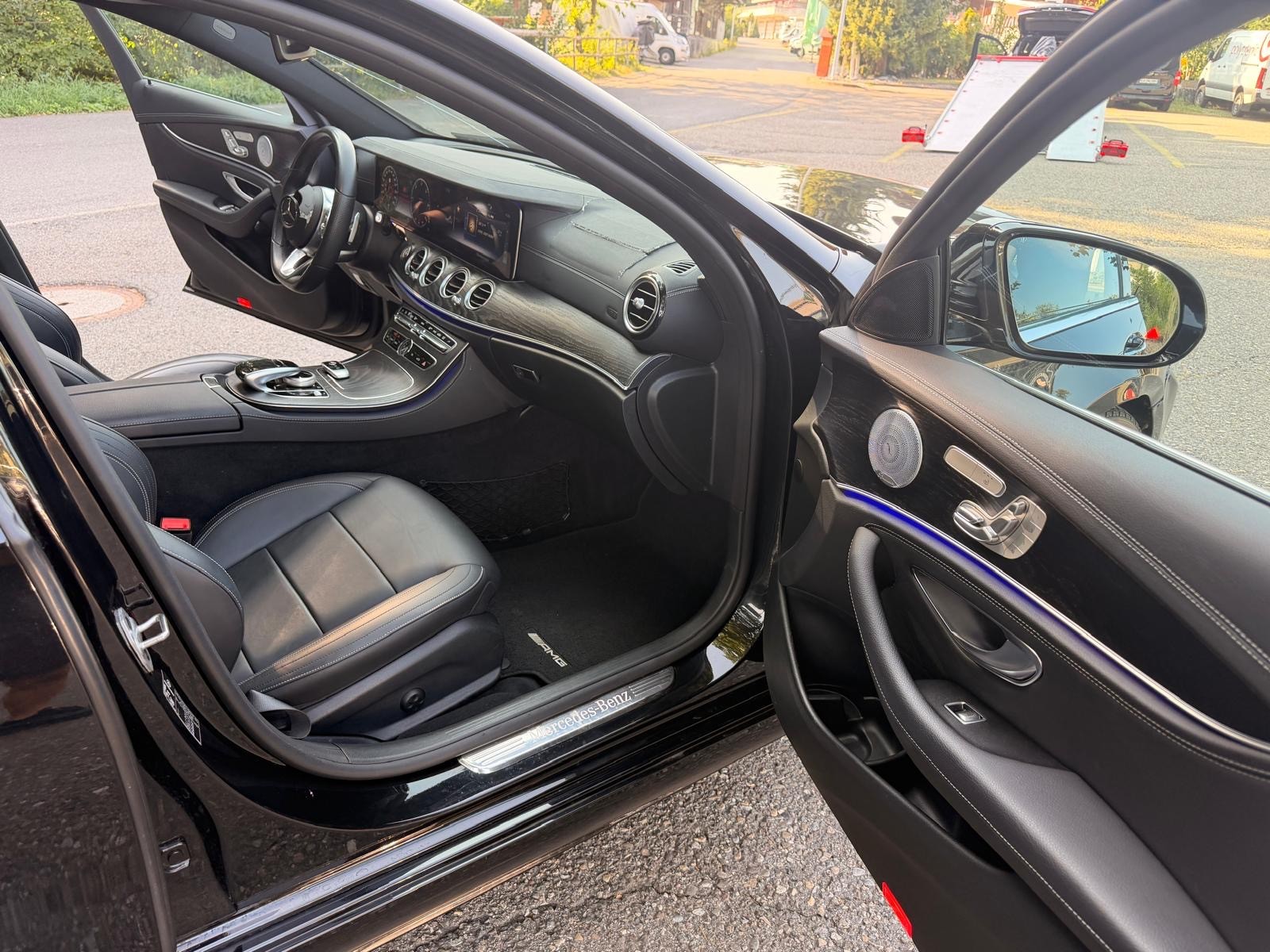 MERCEDES-BENZ E 220 d 4Matic 9G-Tronic-image-12