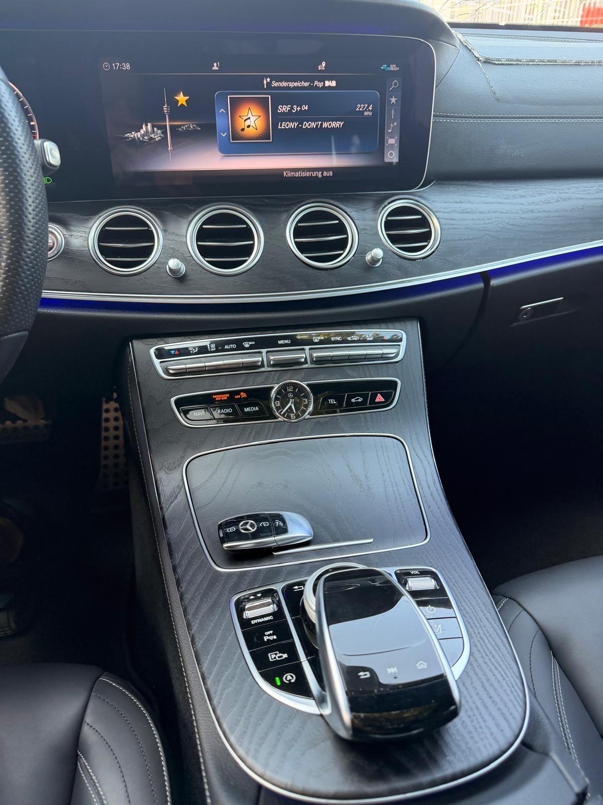 MERCEDES-BENZ E 220 d 4Matic 9G-Tronic-image-13