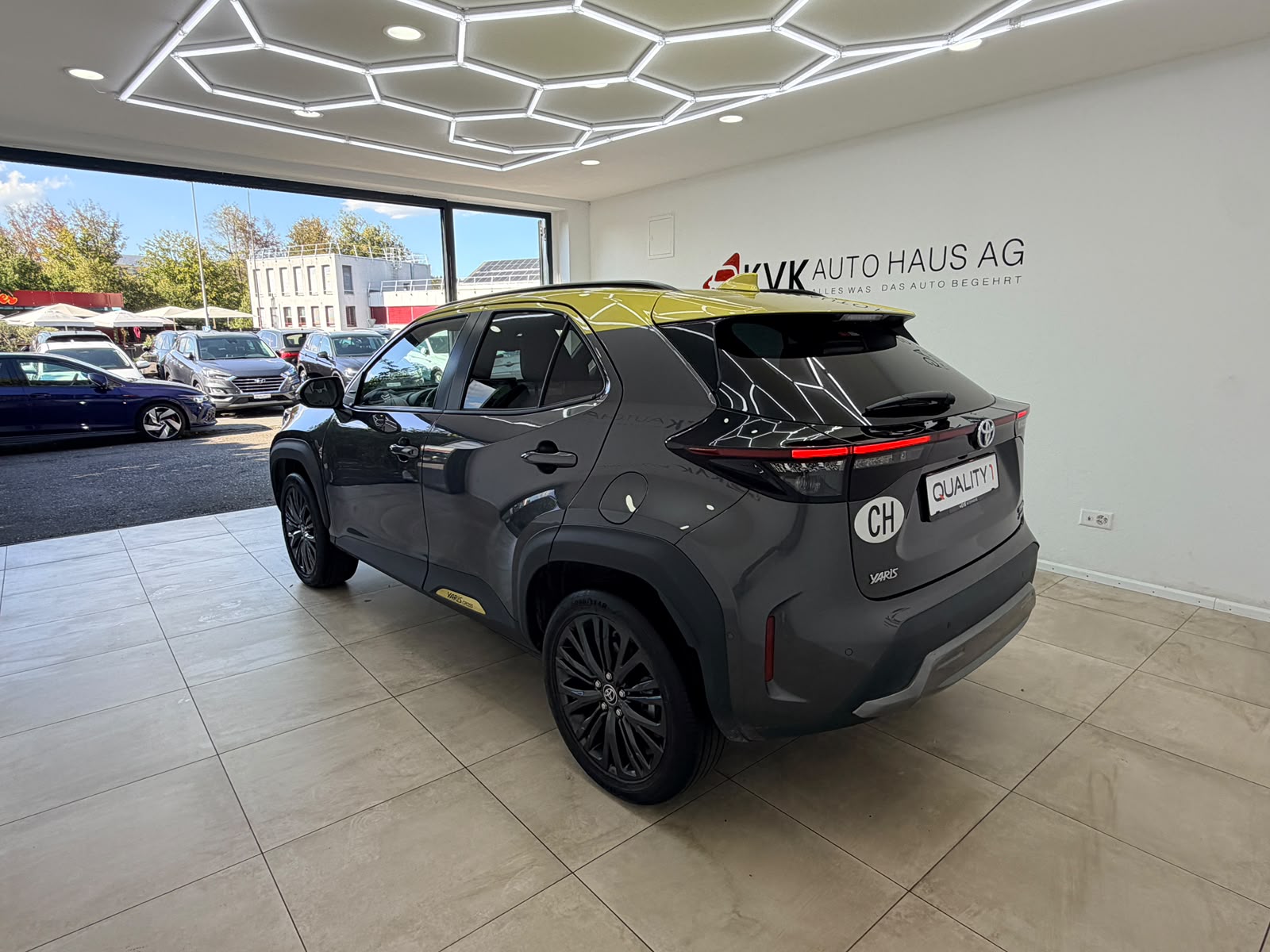 TOYOTA Yaris Cross 1.5 Adventure e-CVT AWD-i | CH-FAHRZEUG | 4x4 | 15 JAHRE GARANTIE |-image-4