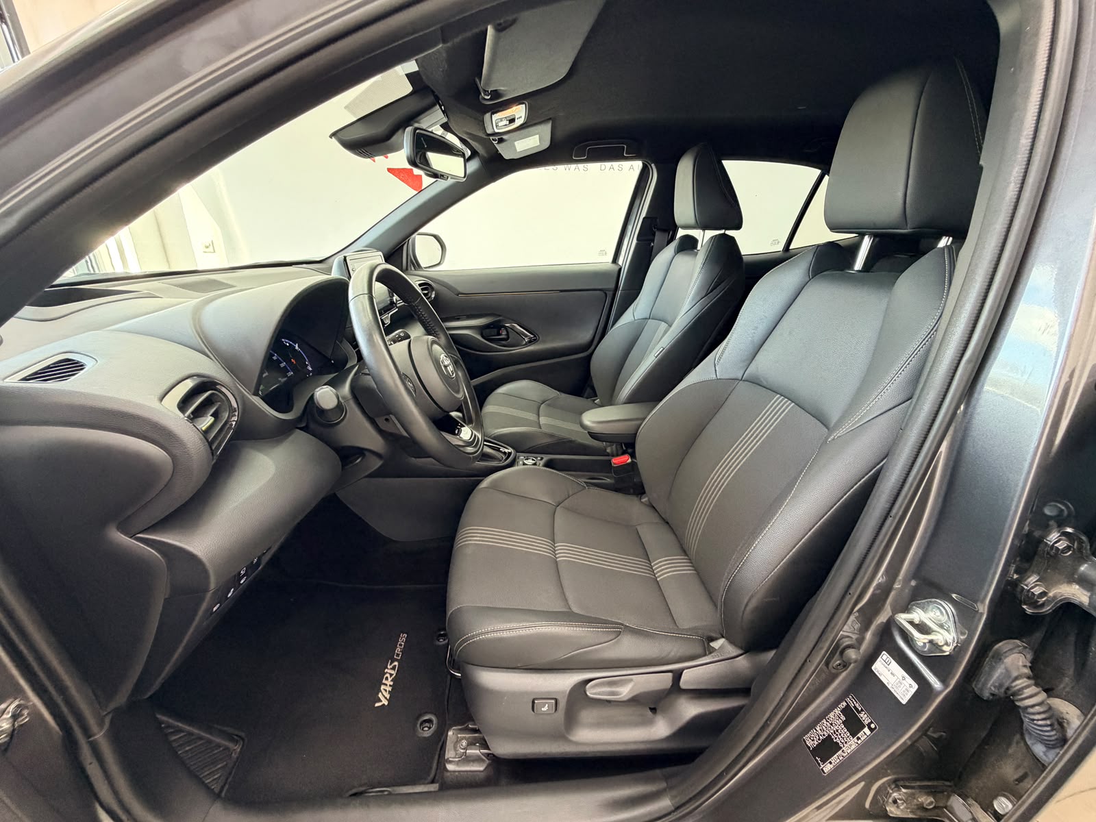 TOYOTA Yaris Cross 1.5 Adventure e-CVT AWD-i | CH-FAHRZEUG | 4x4 | 15 JAHRE GARANTIE |-image-8