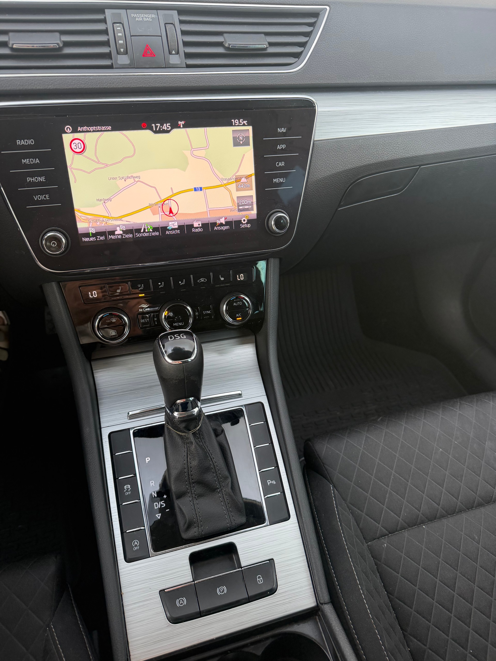 SKODA Superb 2.0 TDi Ambition DSG-image-11