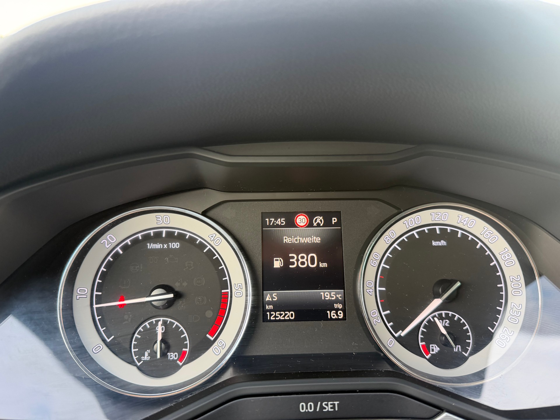 SKODA Superb 2.0 TDi Ambition DSG-image-12