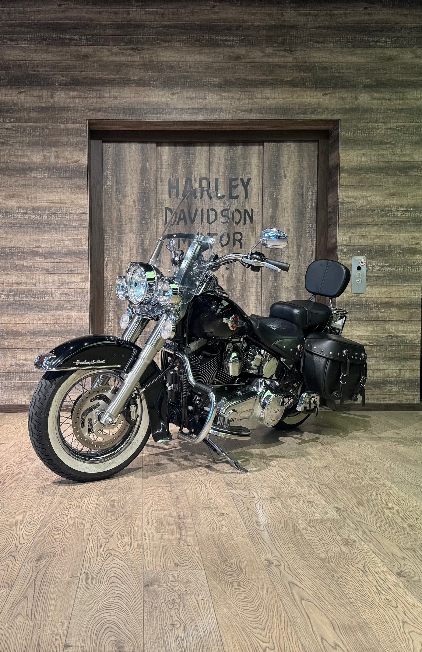 HARLEY-DAVIDSON FLSTC Softail Heritage Classic ABS-showroom-element-2