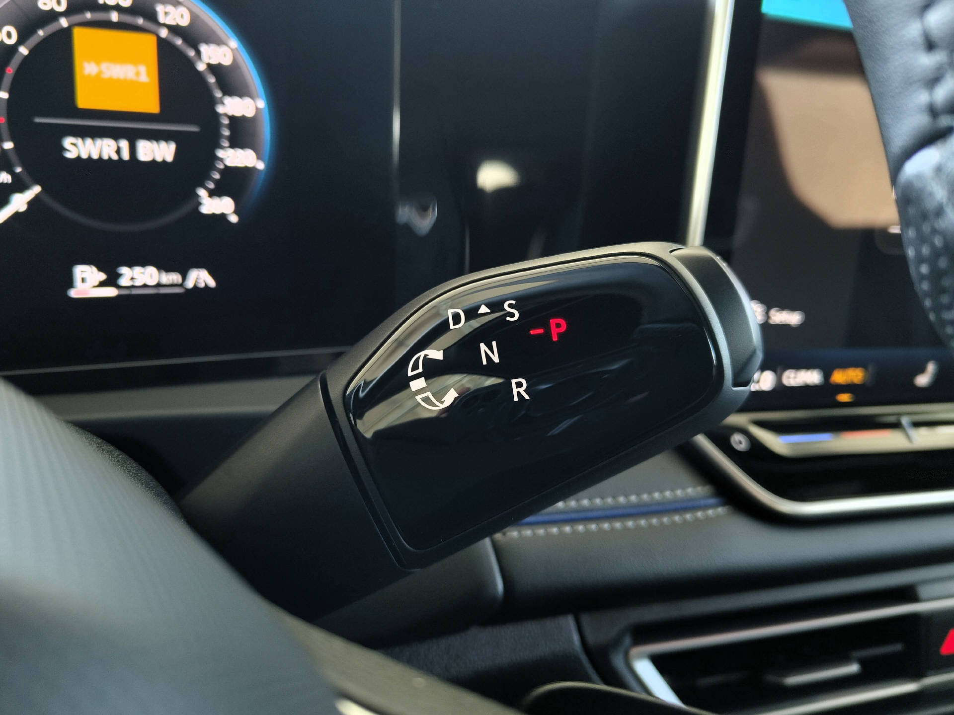 VW Tiguan 2.0 TSI R-Line DSG 4Motion-image-10