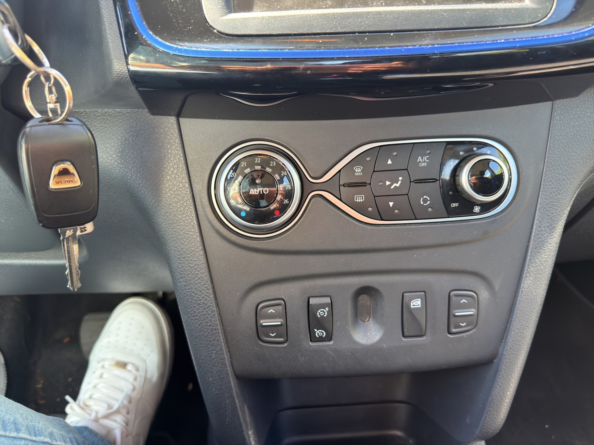 DACIA Sandero Stepway TCe 90 Comfort CVT-image-11