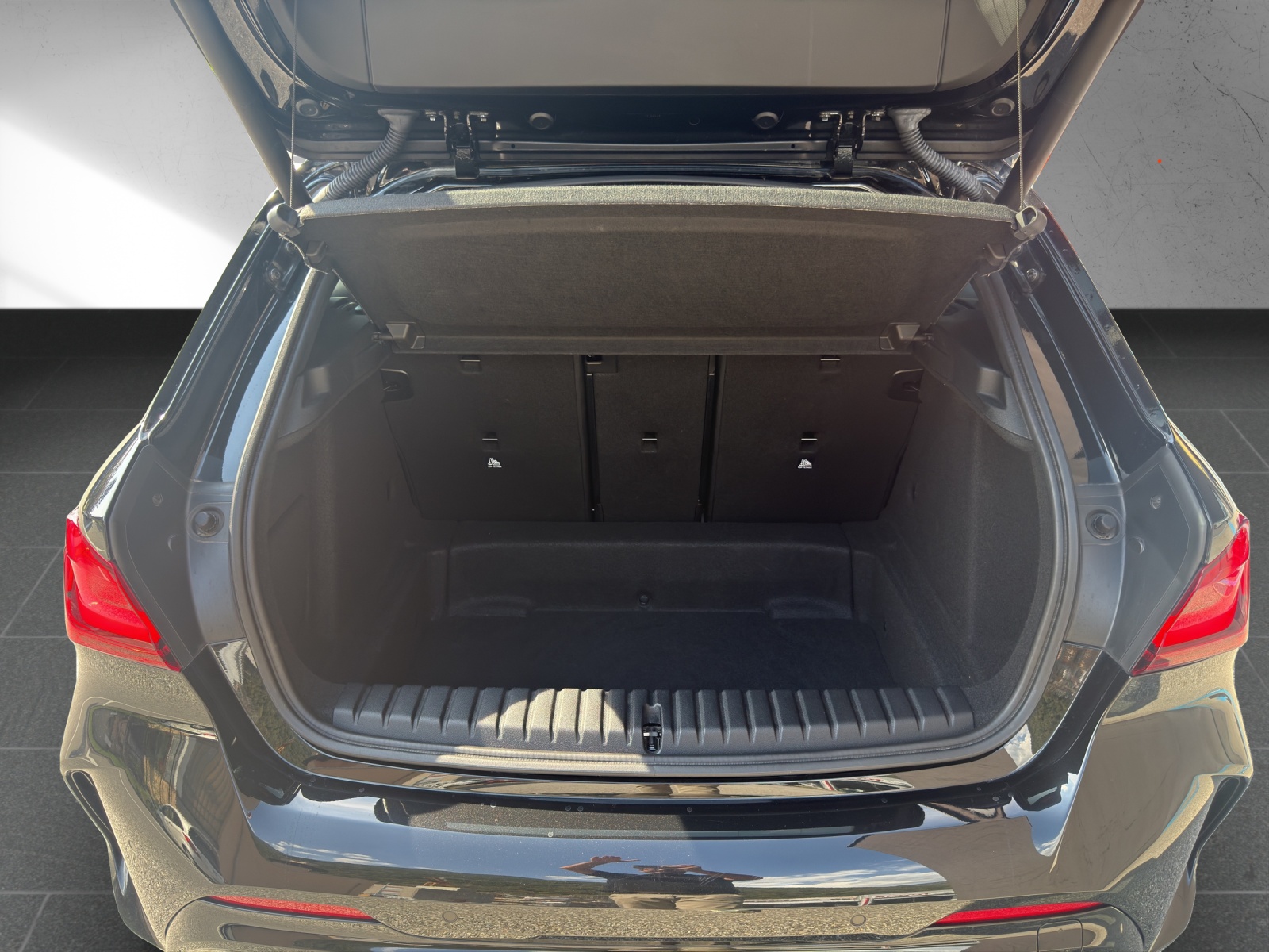 BMW M135i xDrive M Sport Pro Steptronic-image-17