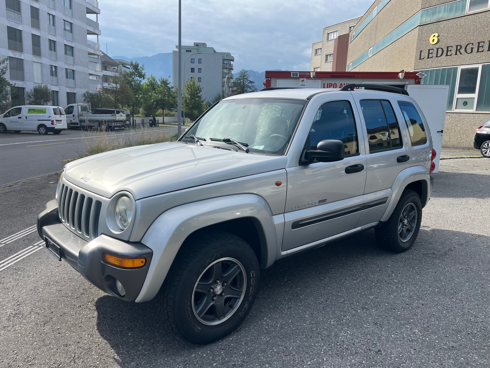 JEEP Cherokee 3.7 Extreme Sport-image-1