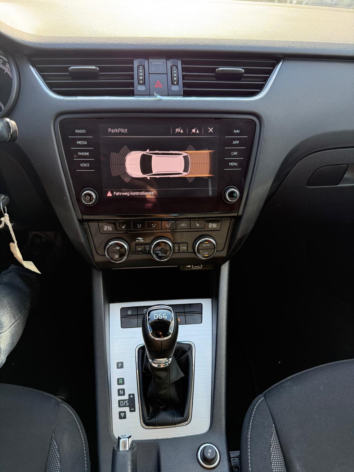 SKODA Octavia Combi 1.6 TDI Clever DSG-image-11