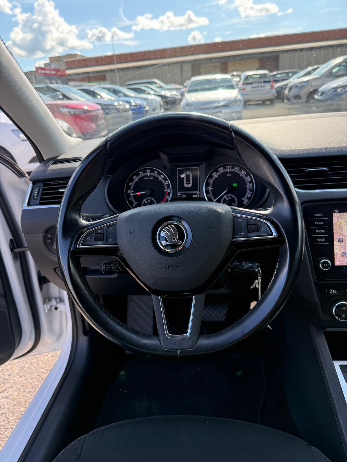 SKODA Octavia Combi 1.6 TDI Clever DSG-image-12
