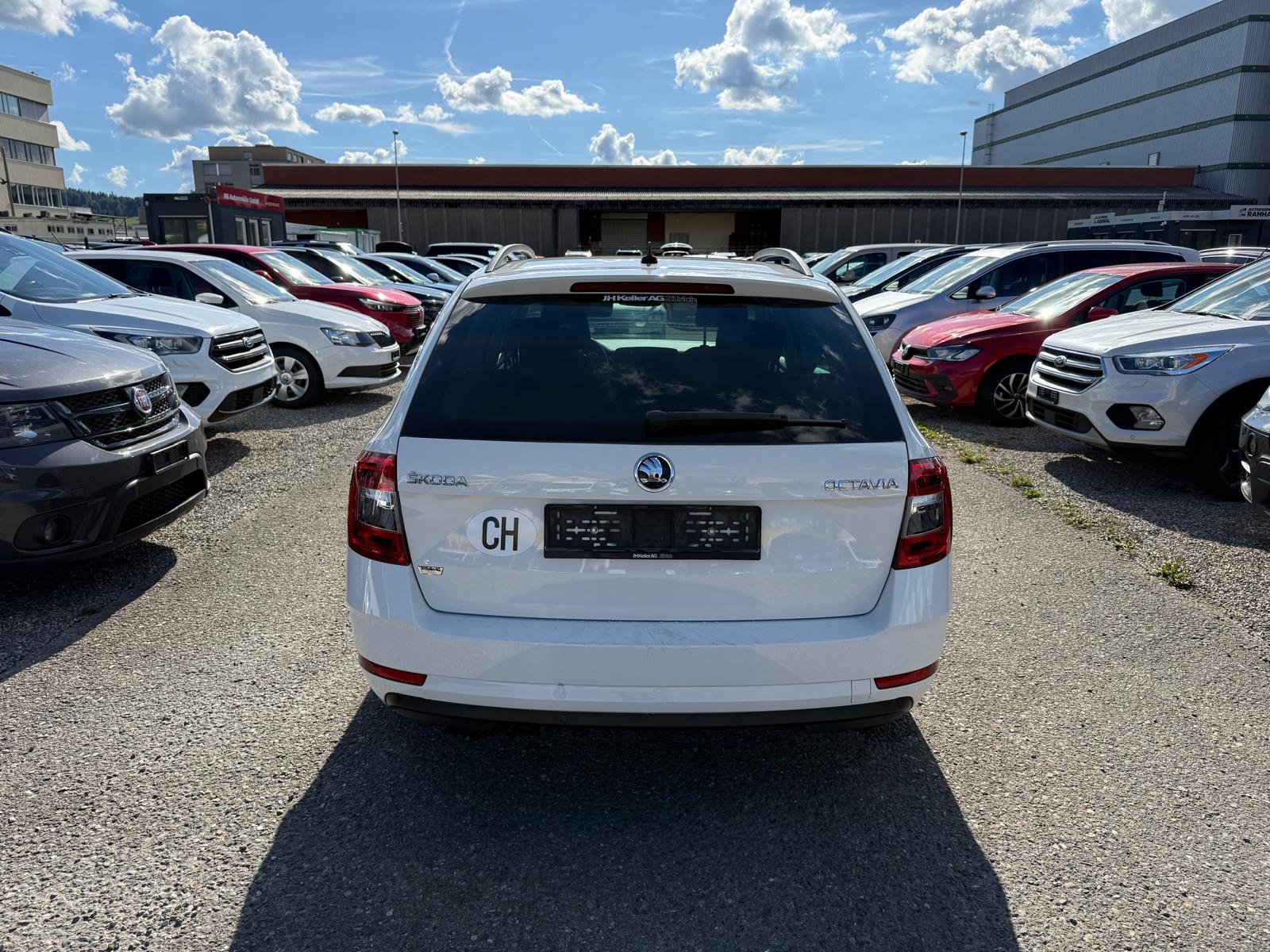 SKODA Octavia Combi 1.6 TDI Clever DSG-image-4