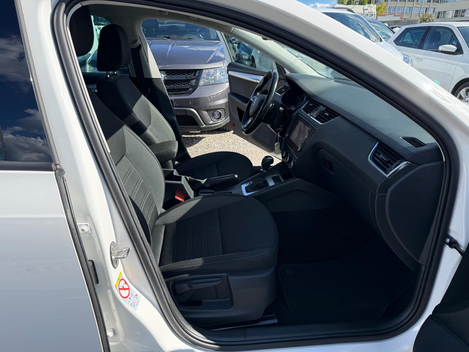 SKODA Octavia Combi 1.6 TDI Clever DSG-image-8