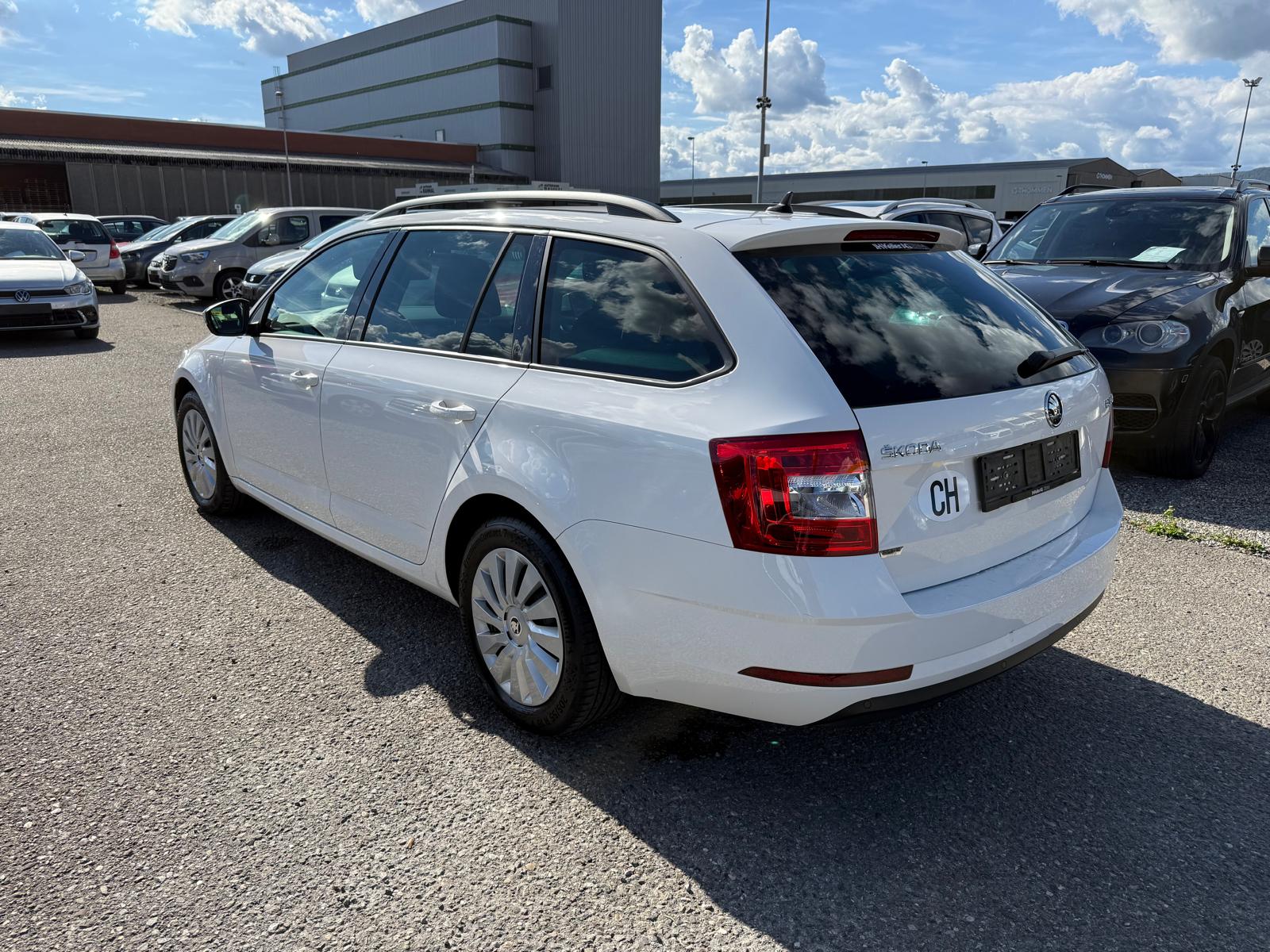 SKODA Octavia Combi 1.6 TDI Clever DSG-image-3