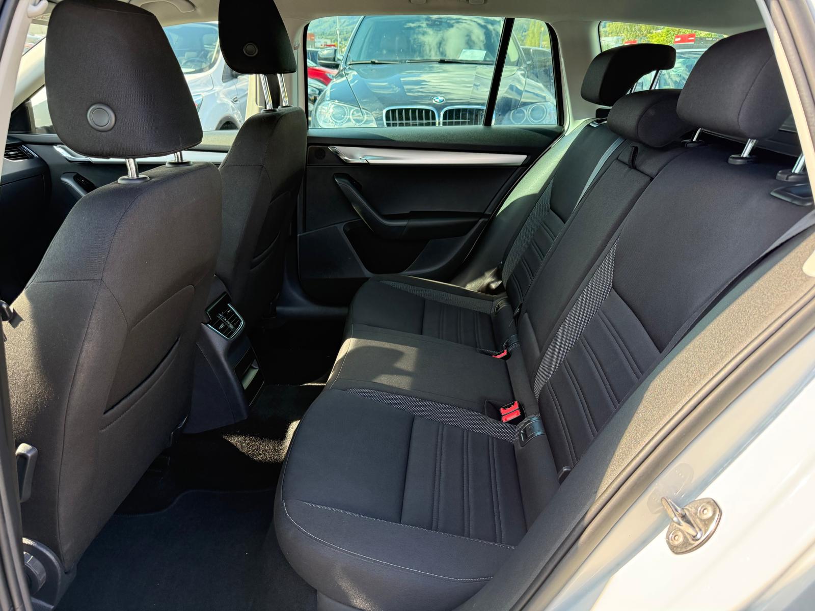 SKODA Octavia Combi 1.6 TDI Clever DSG-image-9
