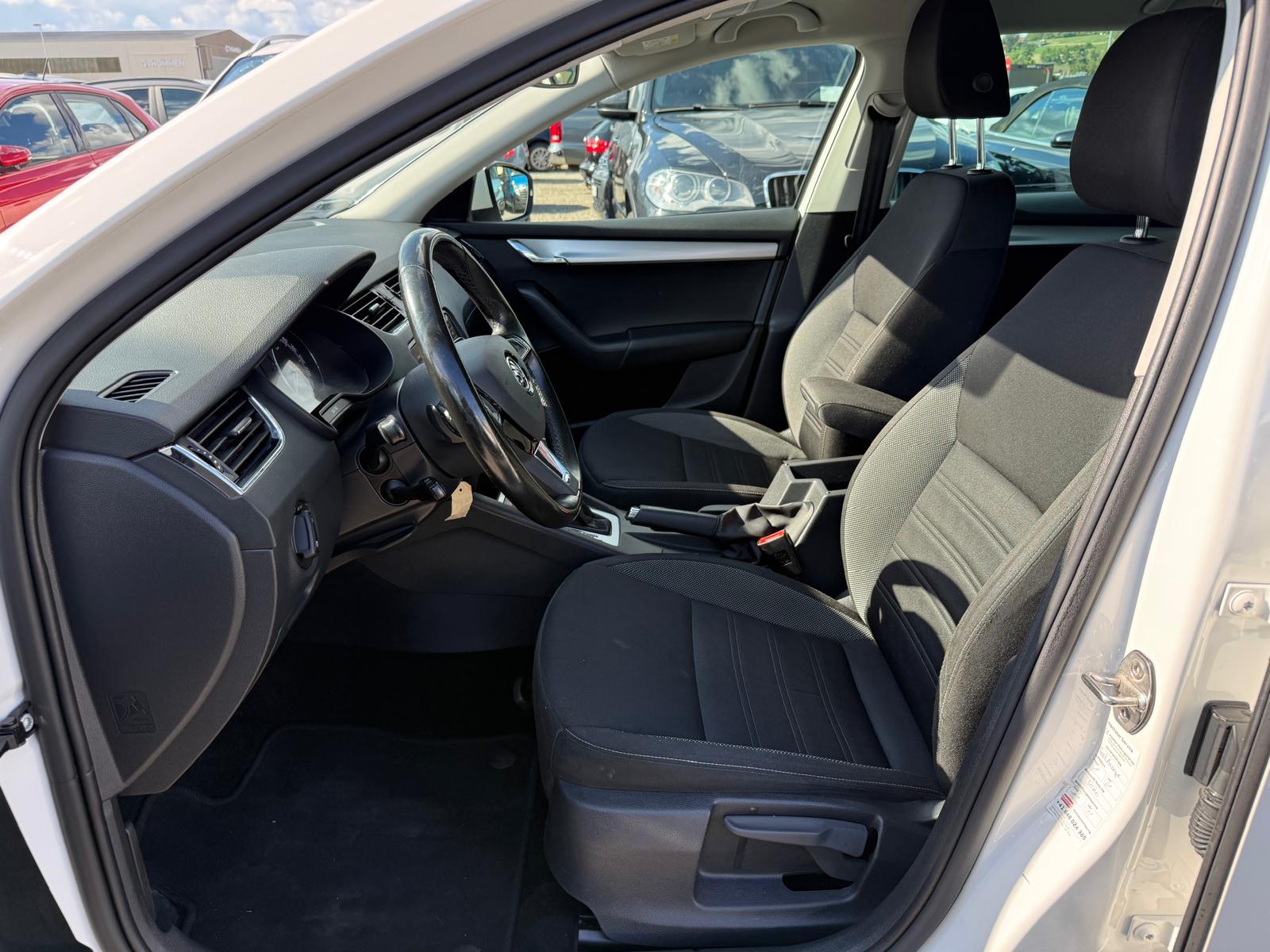 SKODA Octavia Combi 1.6 TDI Clever DSG-image-6