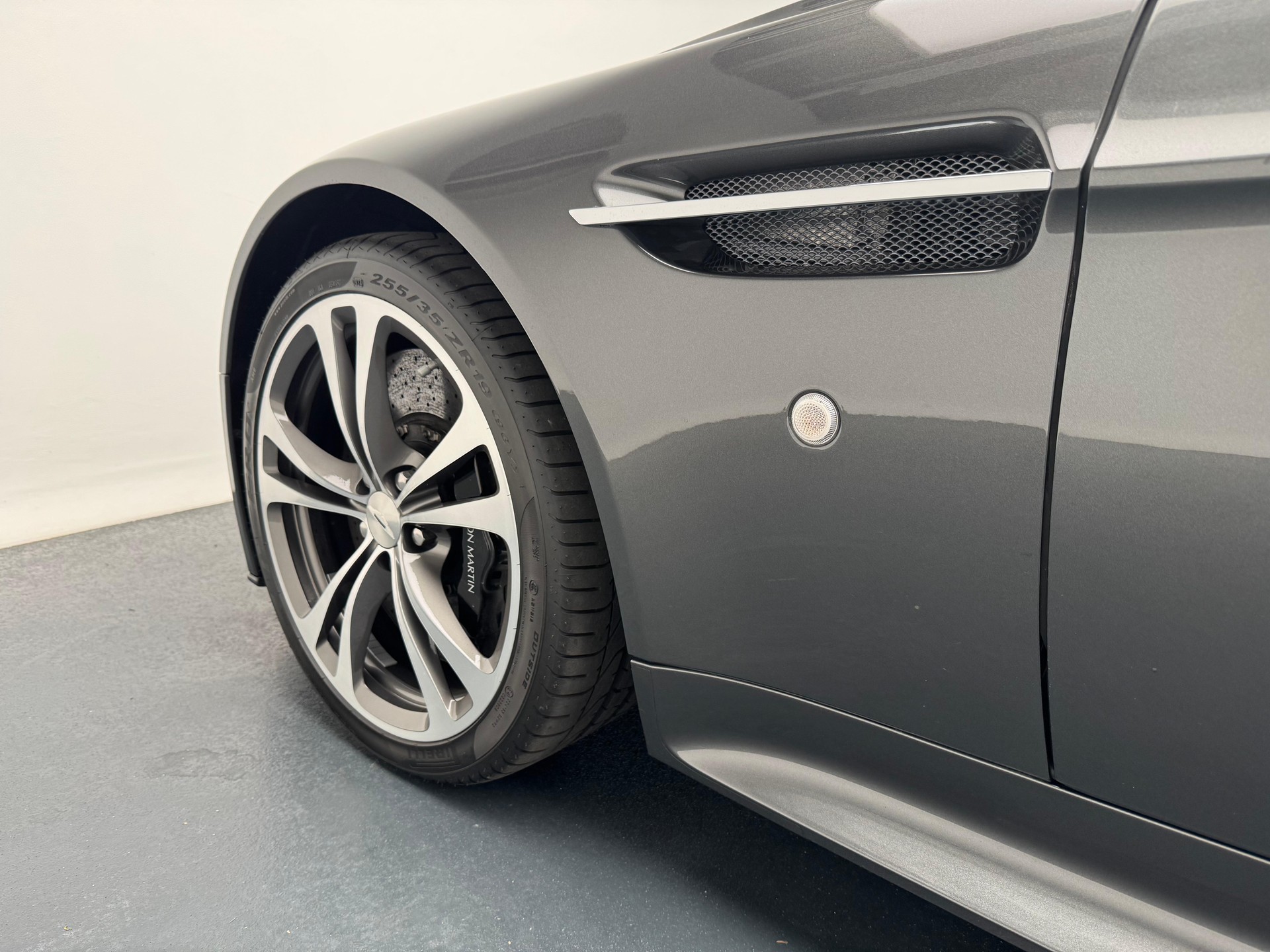 ASTON MARTIN V12 Vantage Coupé 6.0-image-10