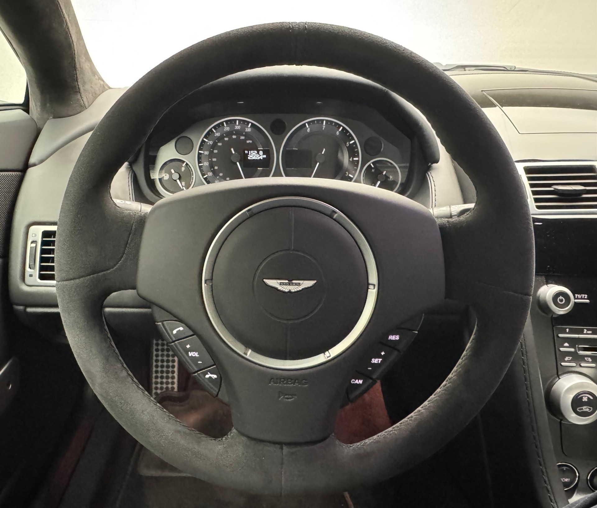 ASTON MARTIN V12 Vantage Coupé 6.0-image-5