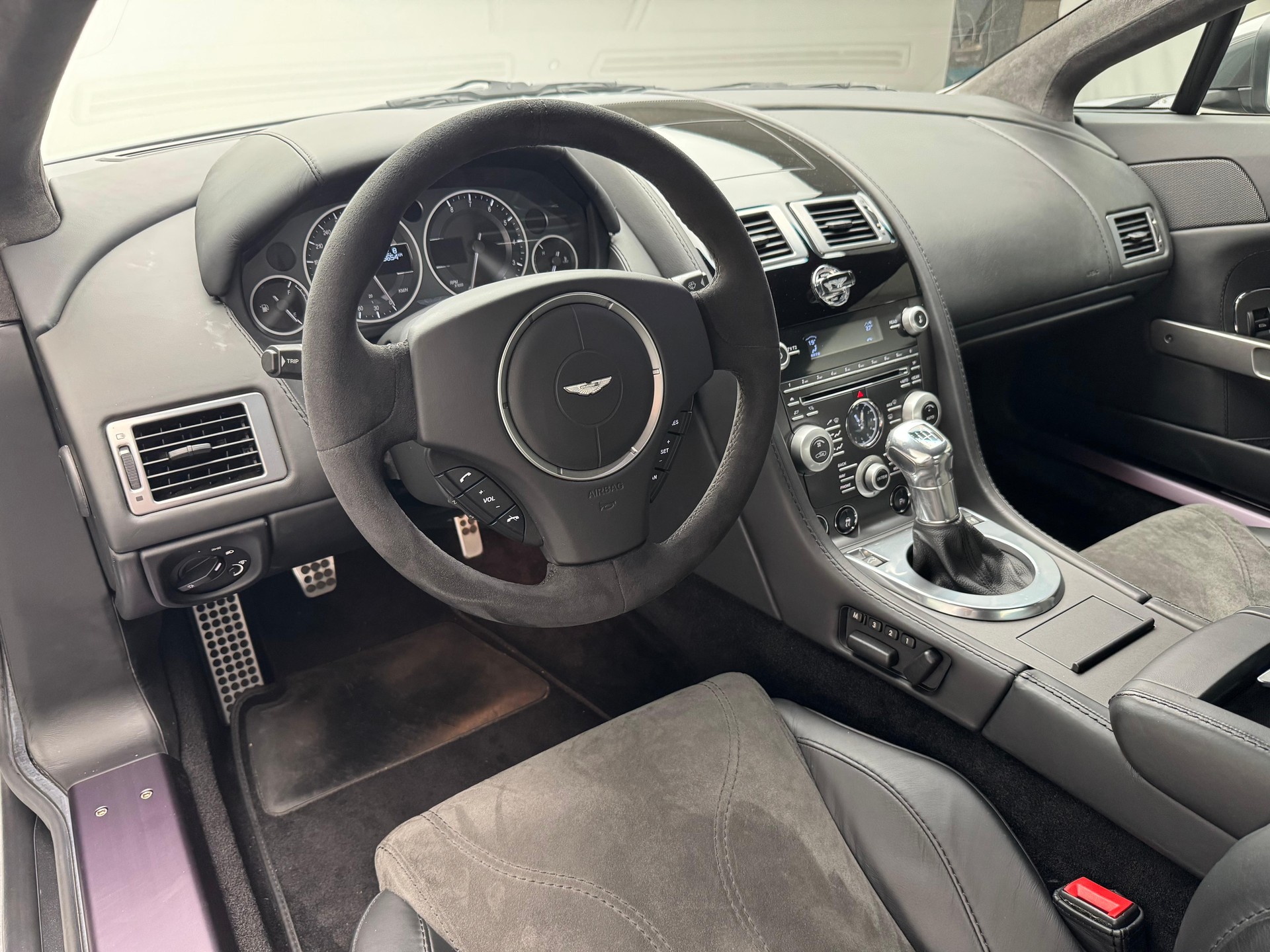 ASTON MARTIN V12 Vantage Coupé 6.0-image-2