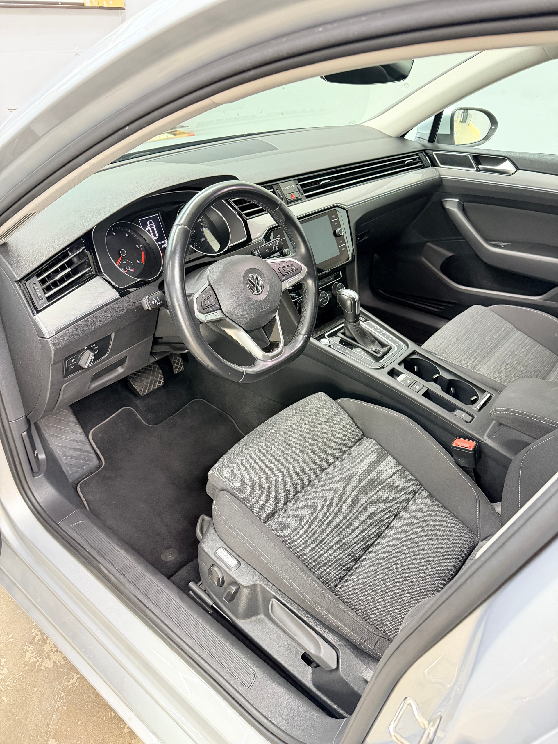 VW Passat 2.0 TDI BMT Business DSG-image-2