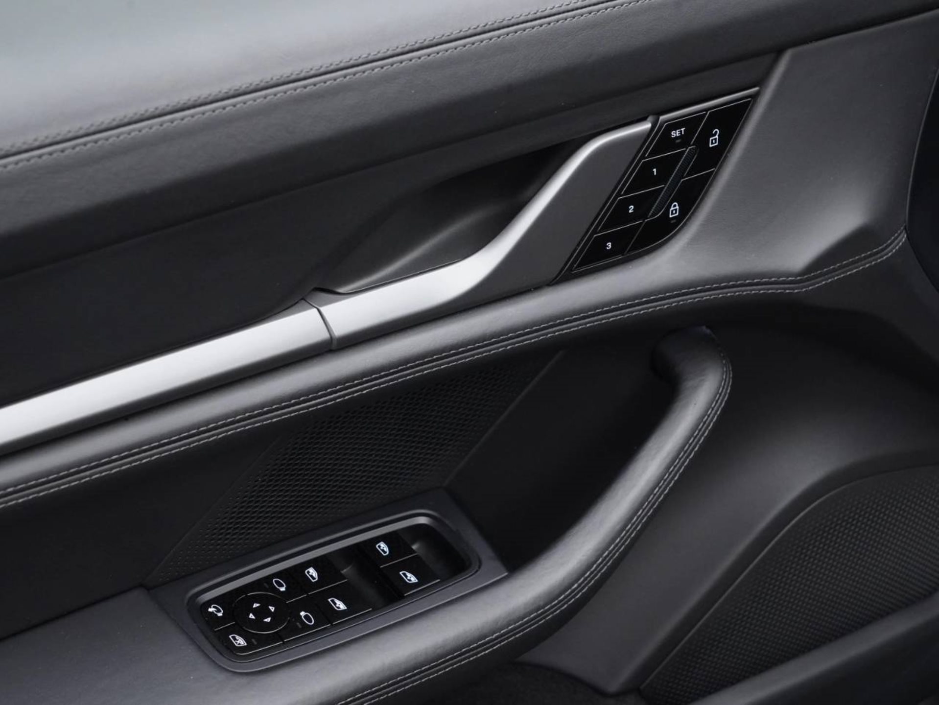 PORSCHE Taycan 4S-image-19