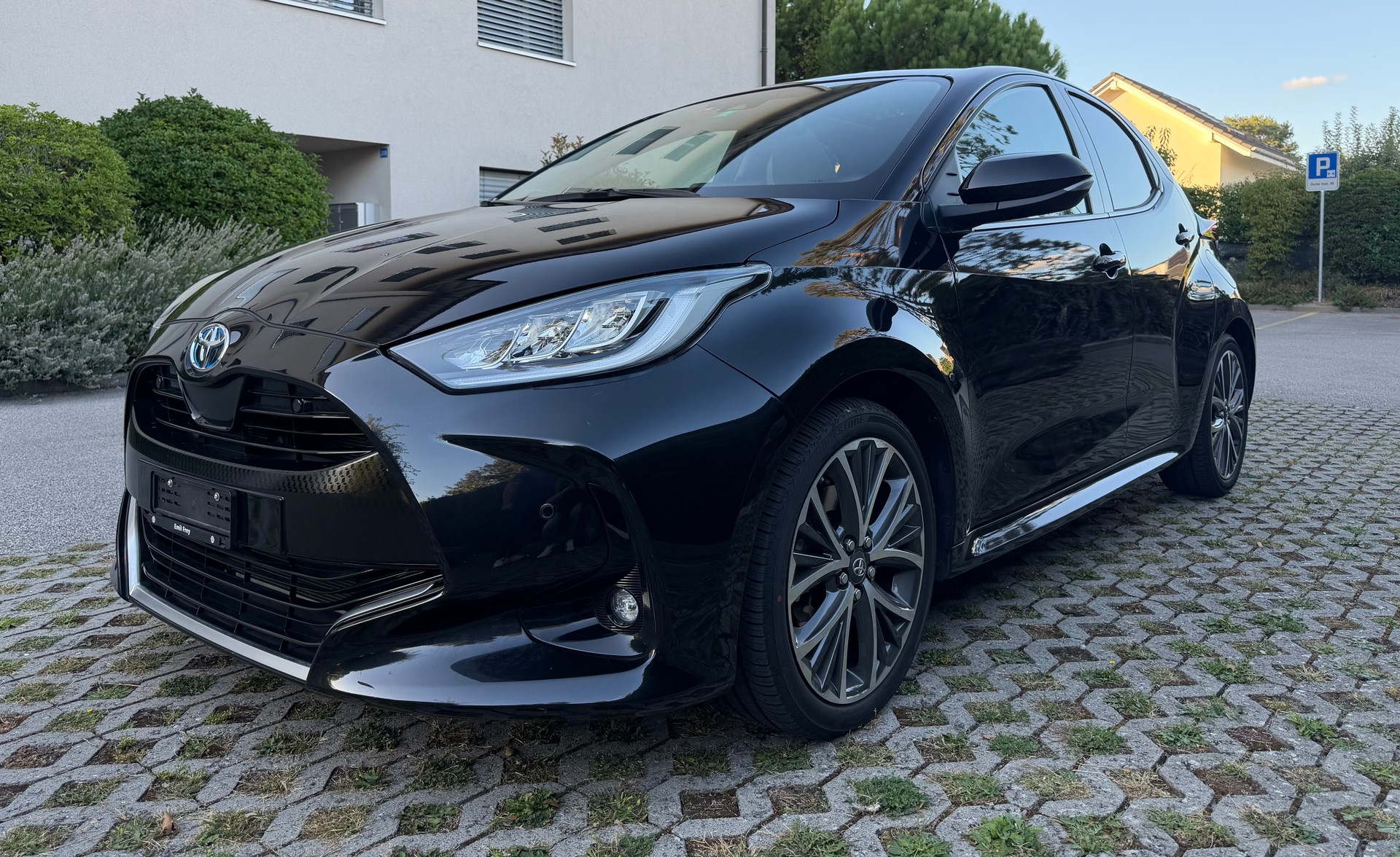 TOYOTA Yaris 1.5 Premium e-CVT-image-1