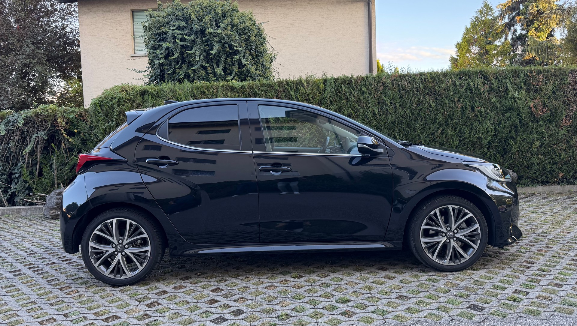TOYOTA Yaris 1.5 Premium e-CVT-image-5
