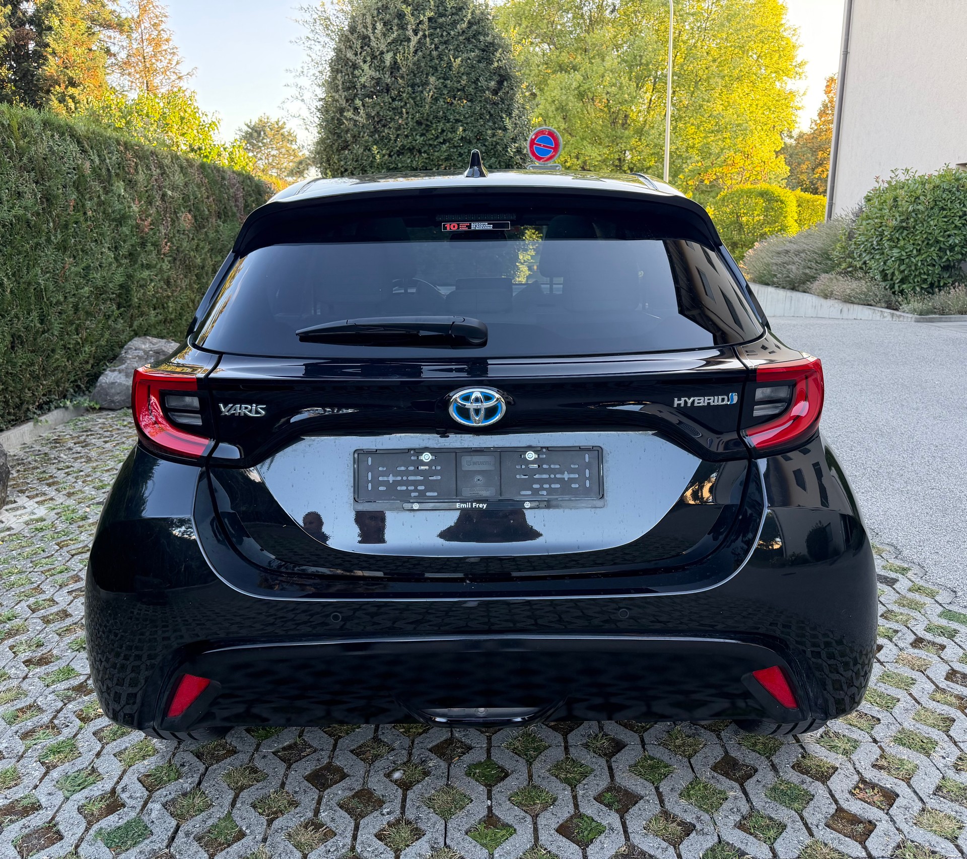 TOYOTA Yaris 1.5 Premium e-CVT-image-2