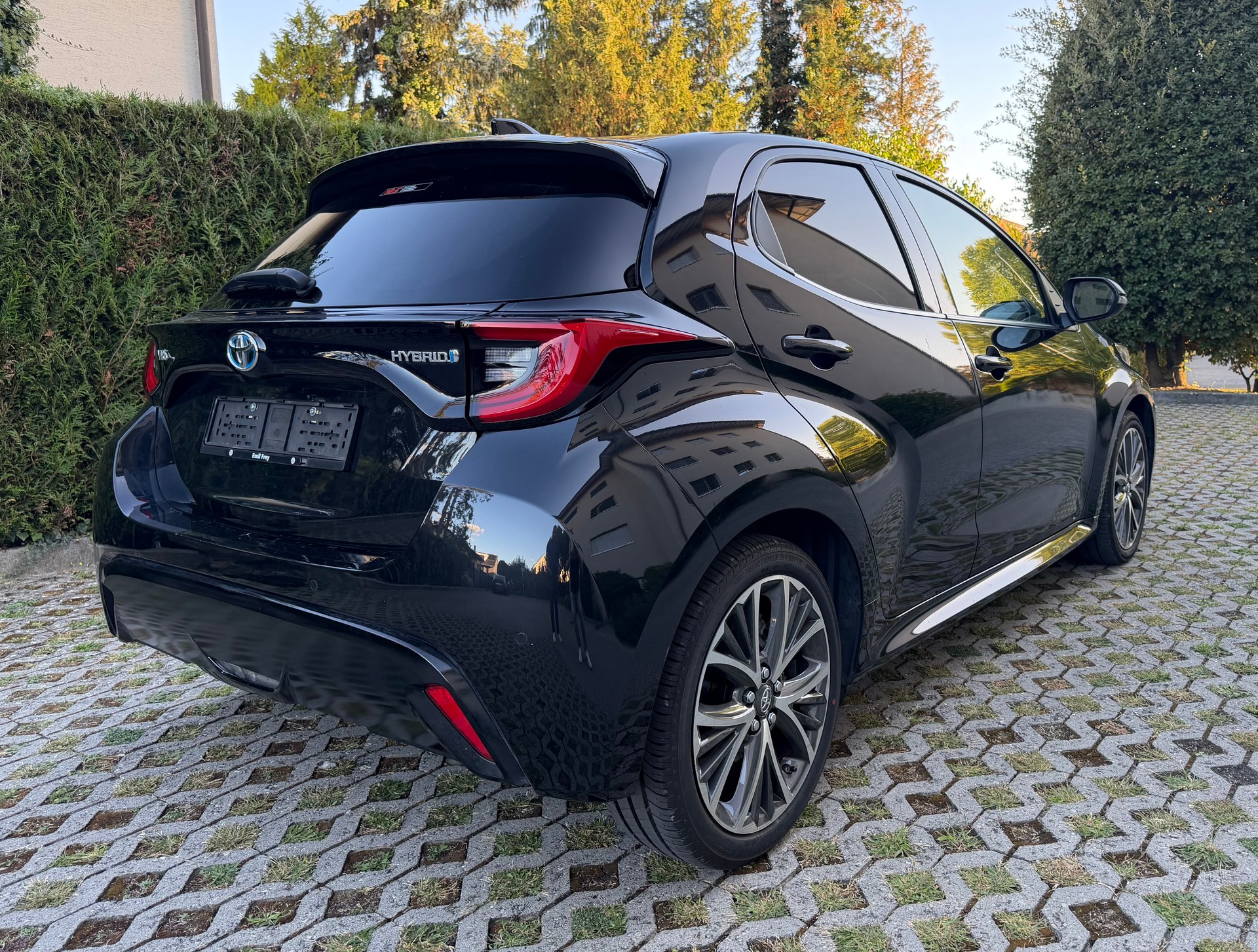 TOYOTA Yaris 1.5 Premium e-CVT-image-4