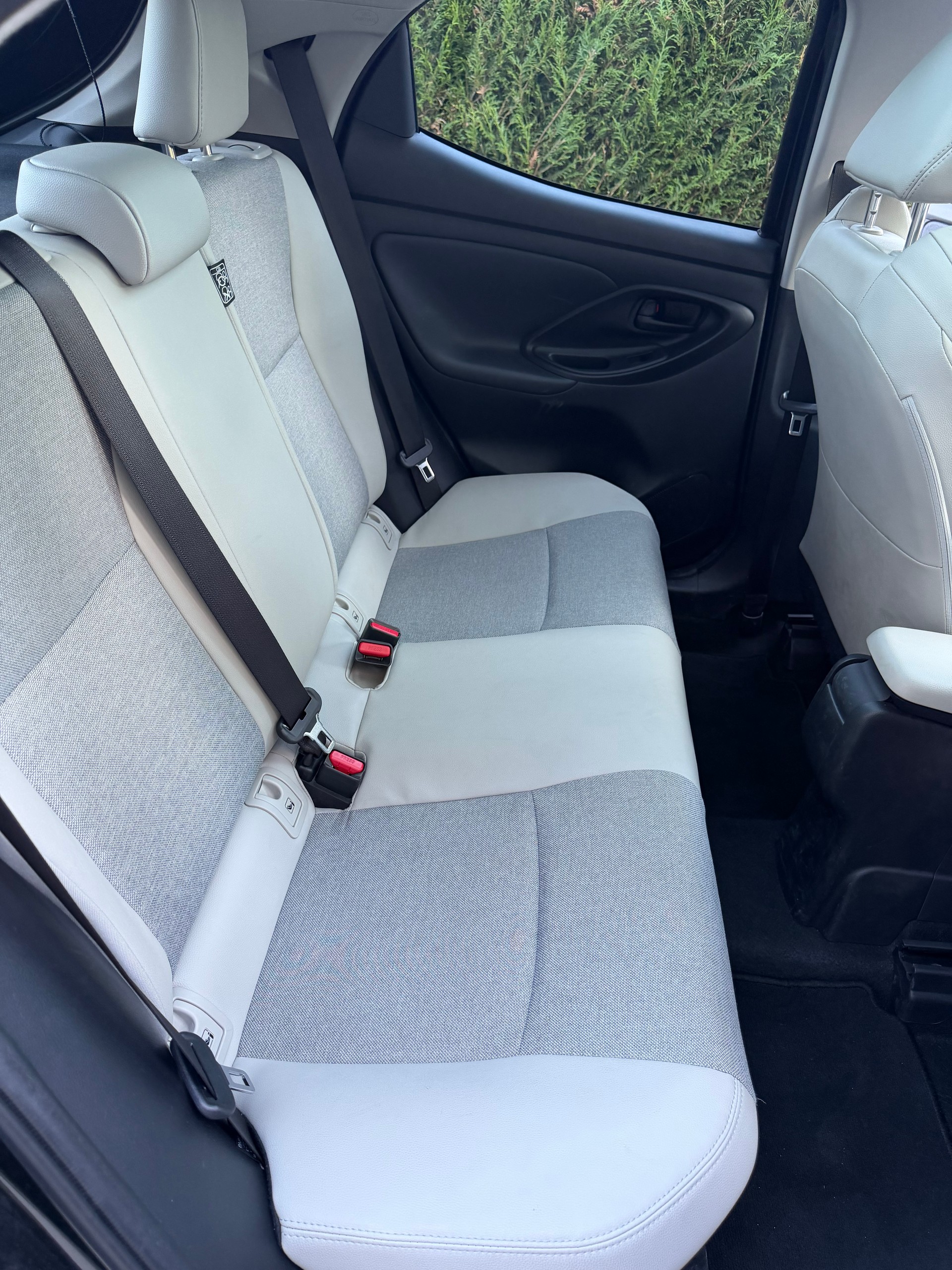 TOYOTA Yaris 1.5 Premium e-CVT-image-11