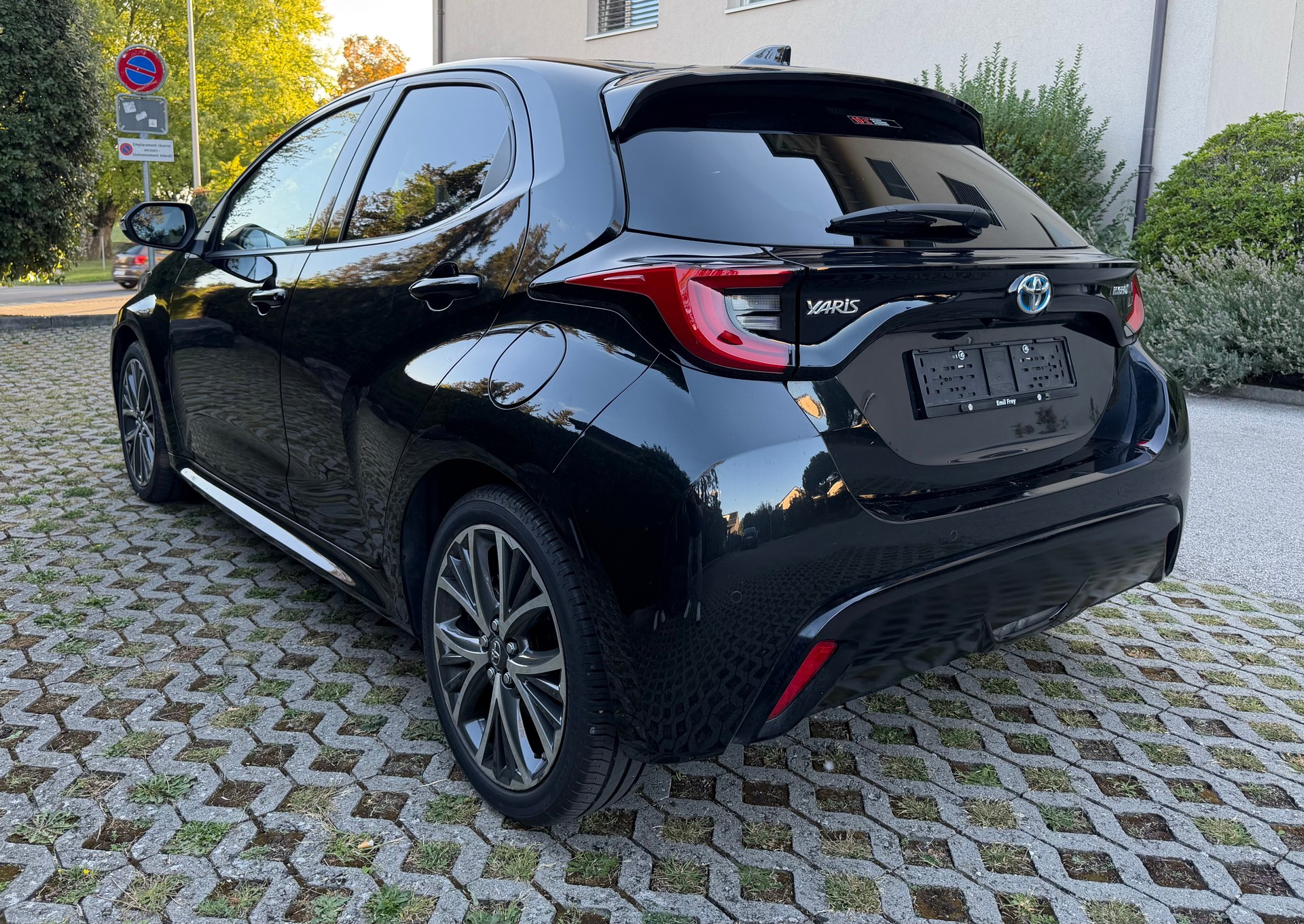 TOYOTA Yaris 1.5 Premium e-CVT-image-3