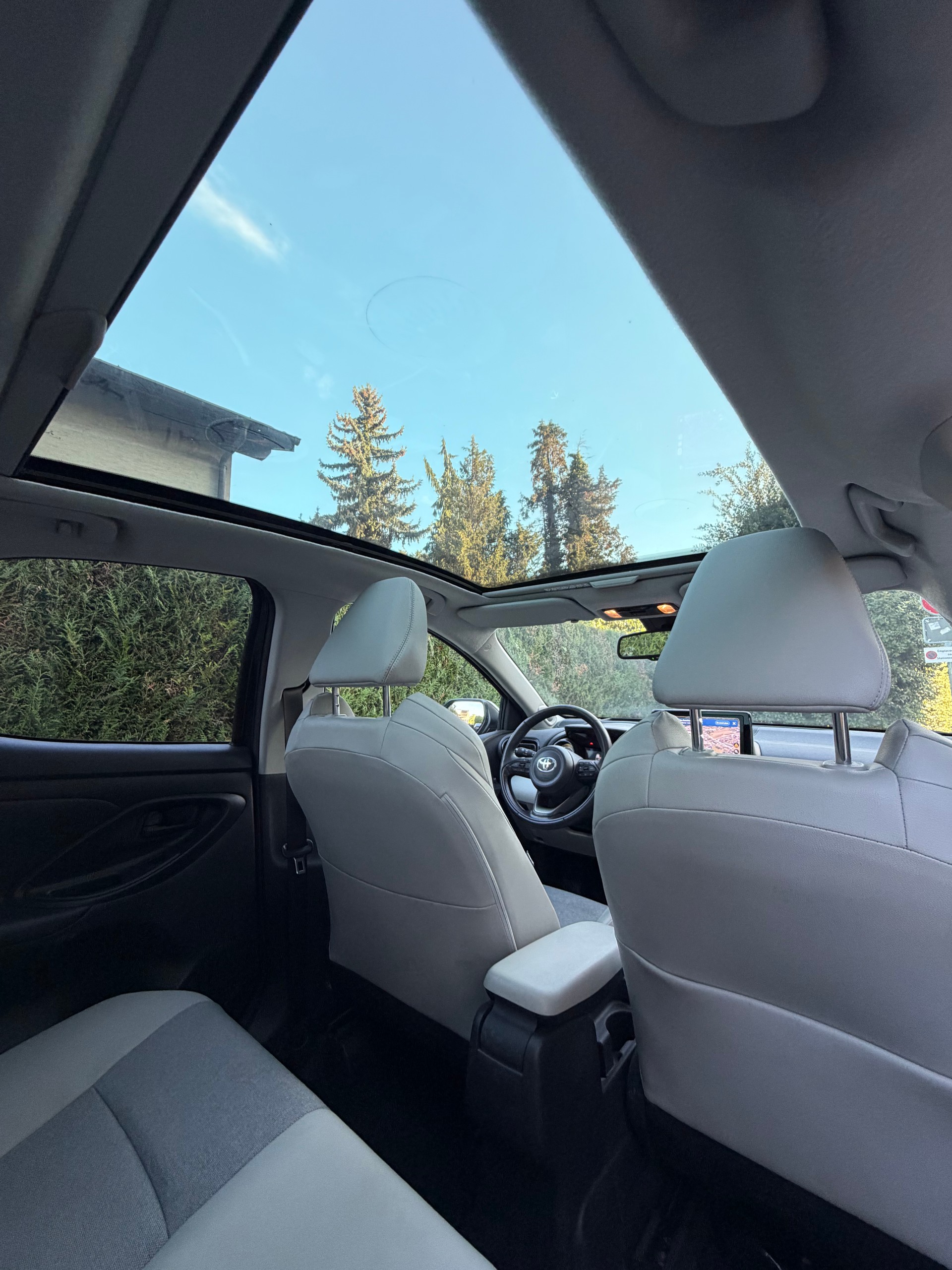TOYOTA Yaris 1.5 Premium e-CVT-image-12
