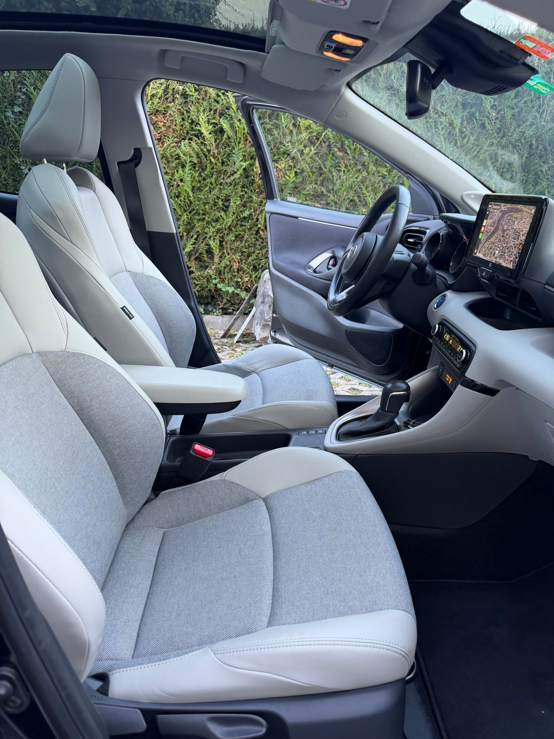 TOYOTA Yaris 1.5 Premium e-CVT-image-9