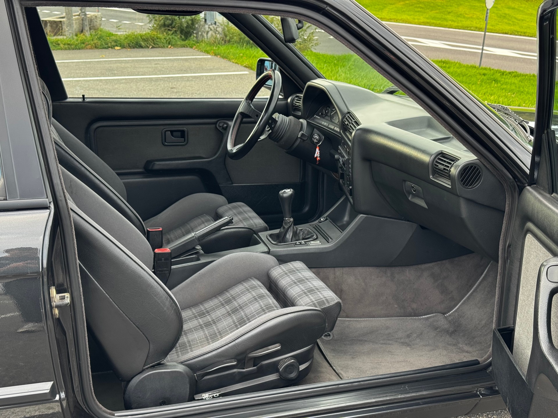 BMW 325i-image-7