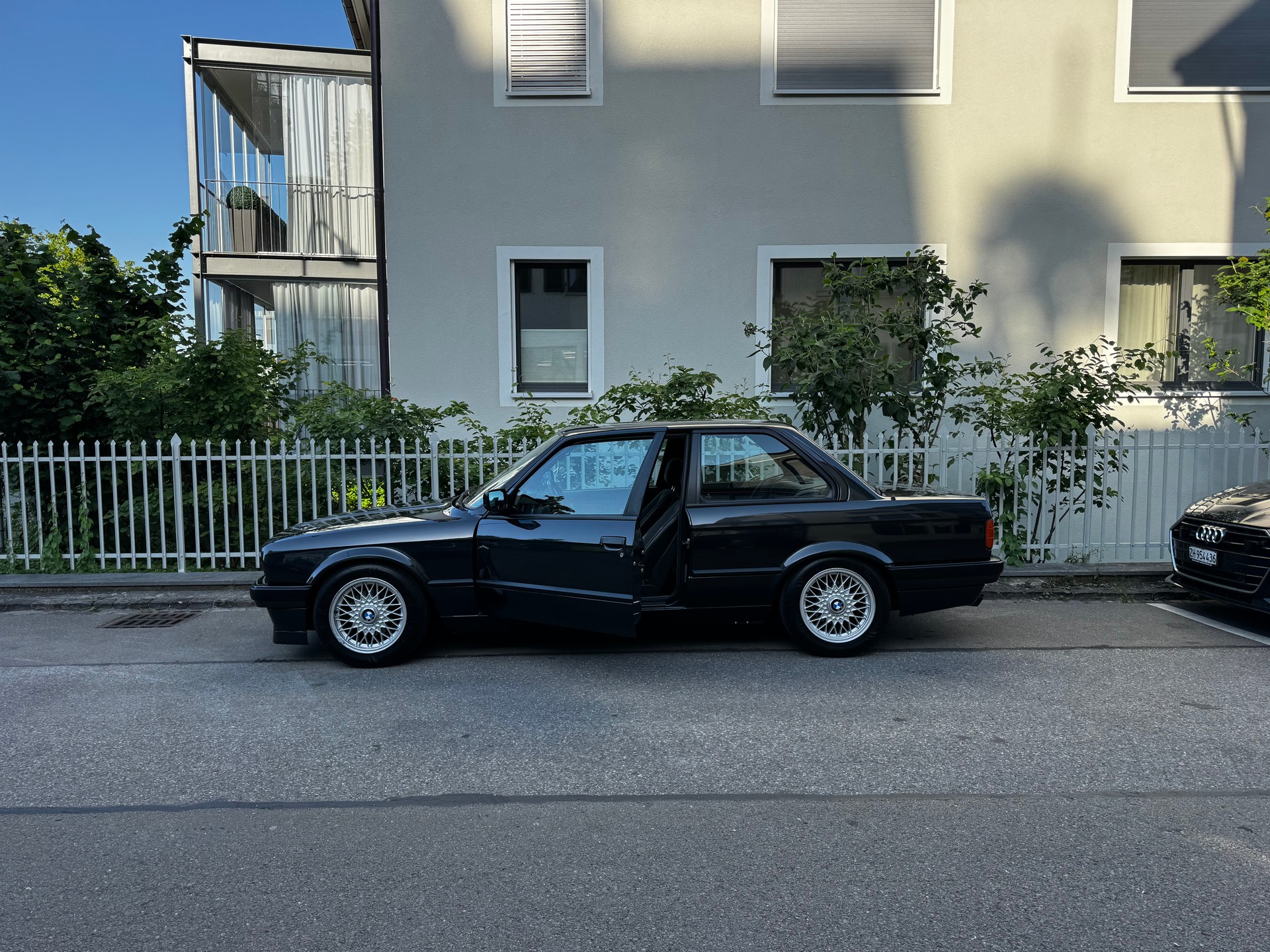 BMW 325i-image-17