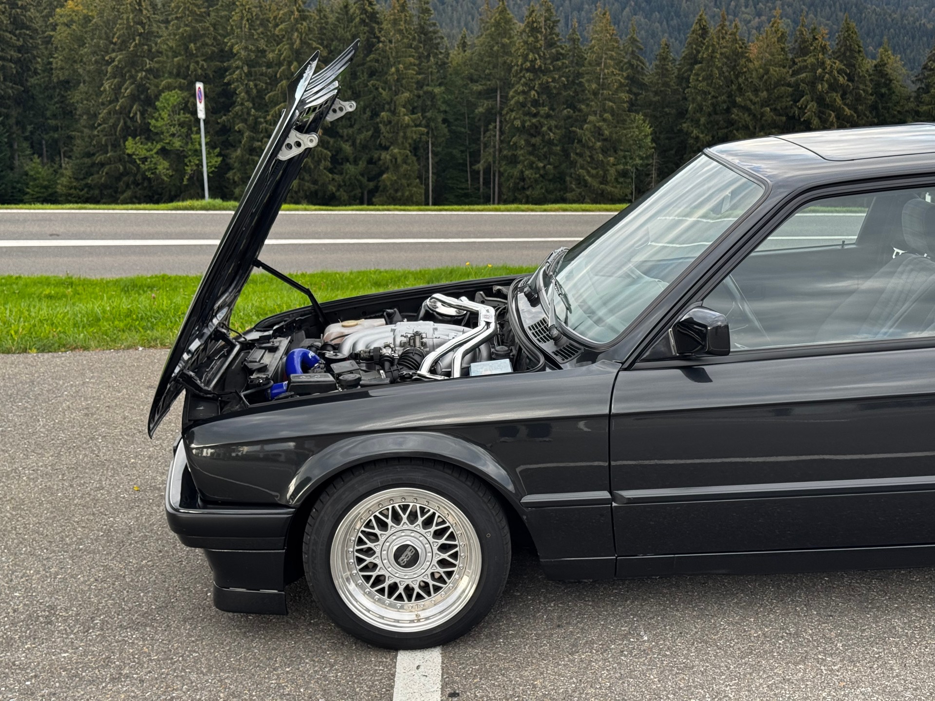 BMW 325i-image-4